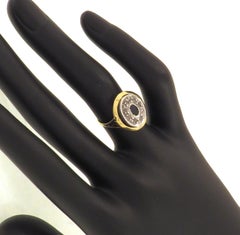 Anello in oro bianco e giallo con zaffiro e diamanti