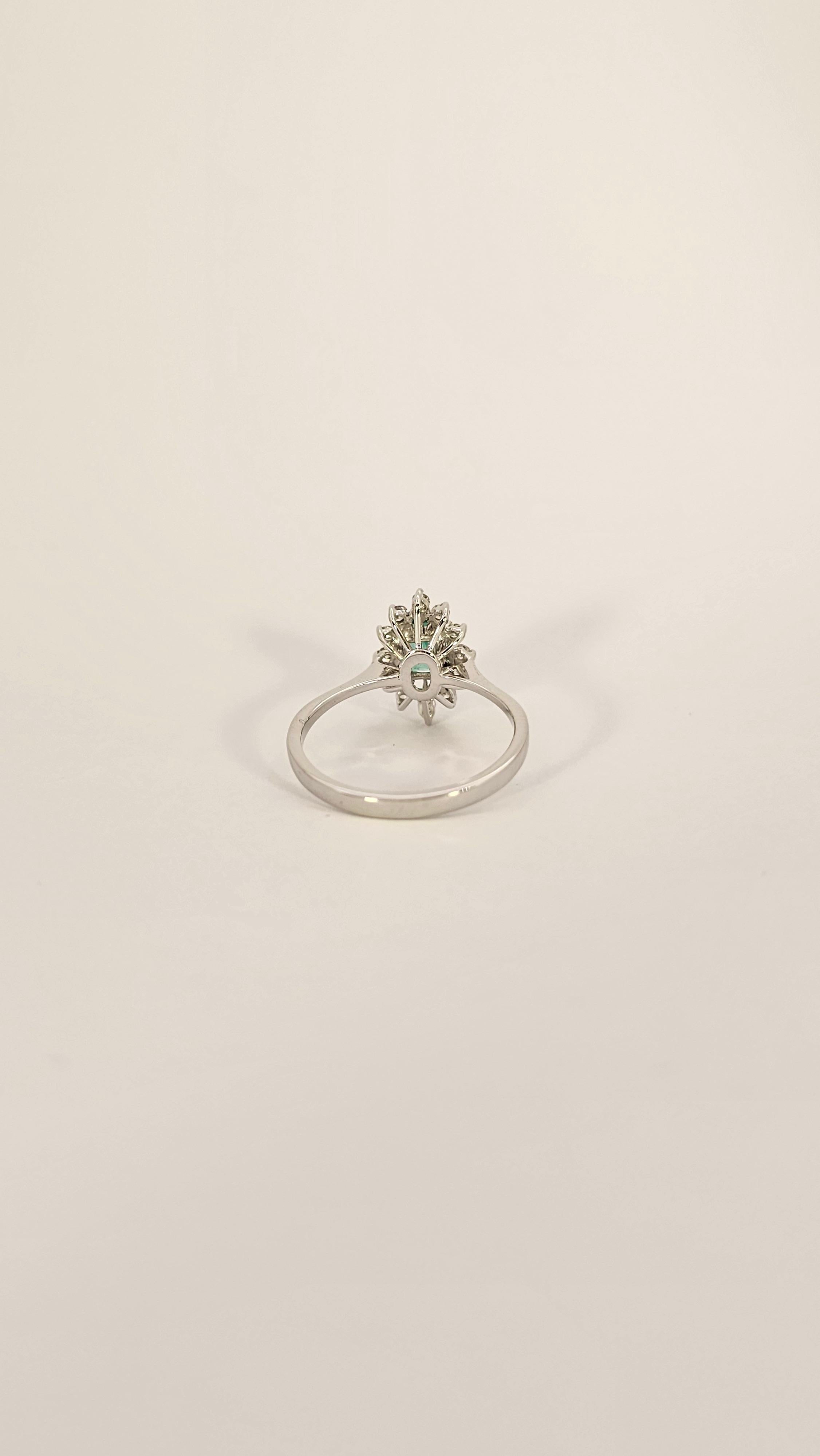 A fine 1960s-era ring from handcrafted manufacture and made of 18 kt white gold.
The center stone is a natural Emerald with a bright green, translucent color and minimal internal inclusions. Its dimensions are 54x38 mm and its weight is 0.37