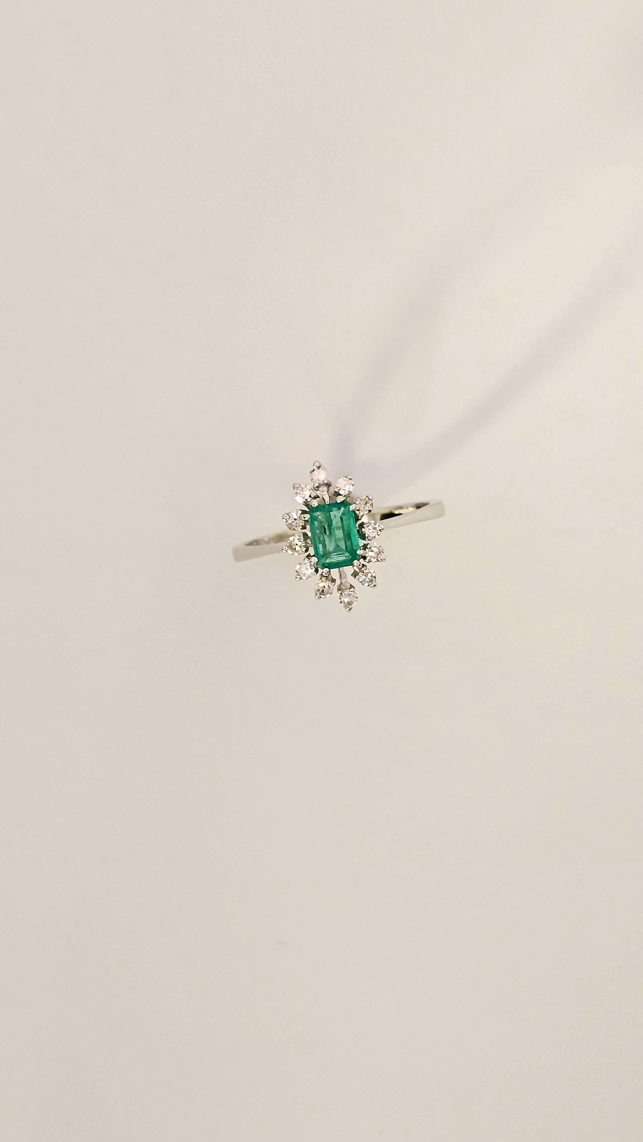 Huit Huit White Gold, Emerald and Diamond Ring In New Condition For Sale In Cattolica, IT