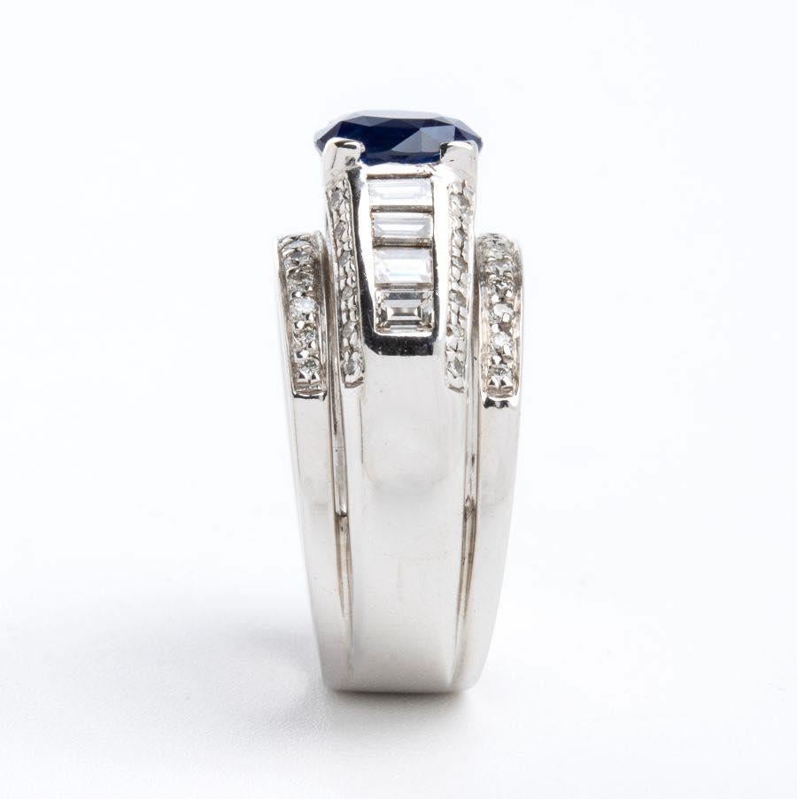 Goldring mit Diamanten und Saphiren (Oval Cut) im Angebot