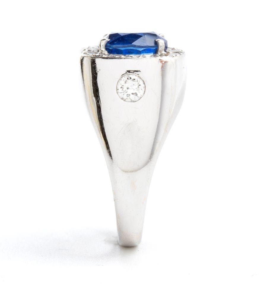 Bague en or avec saphir de Ceylan et diamants en forme de bande, sertie d'un saphir ovale entre des montures de diamants. 
N° 01 saphir ovale, taille composite, env. 4,01 ct, origine : Ceylan ; traces de traitement thermique. 
N. 18  diamants ronds