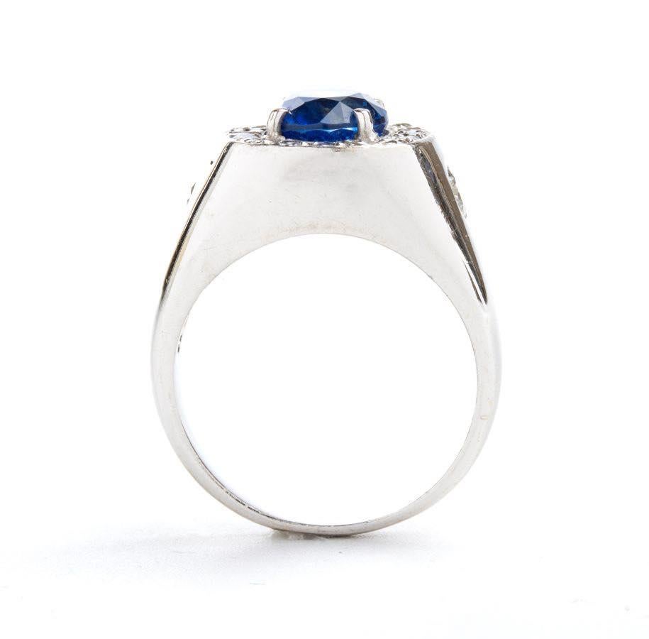 Oval Cut Bague en or avec saphir de Ceylan et diamants en vente