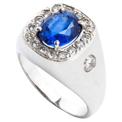 Gold ring with Ceylon sapphire and diamonds