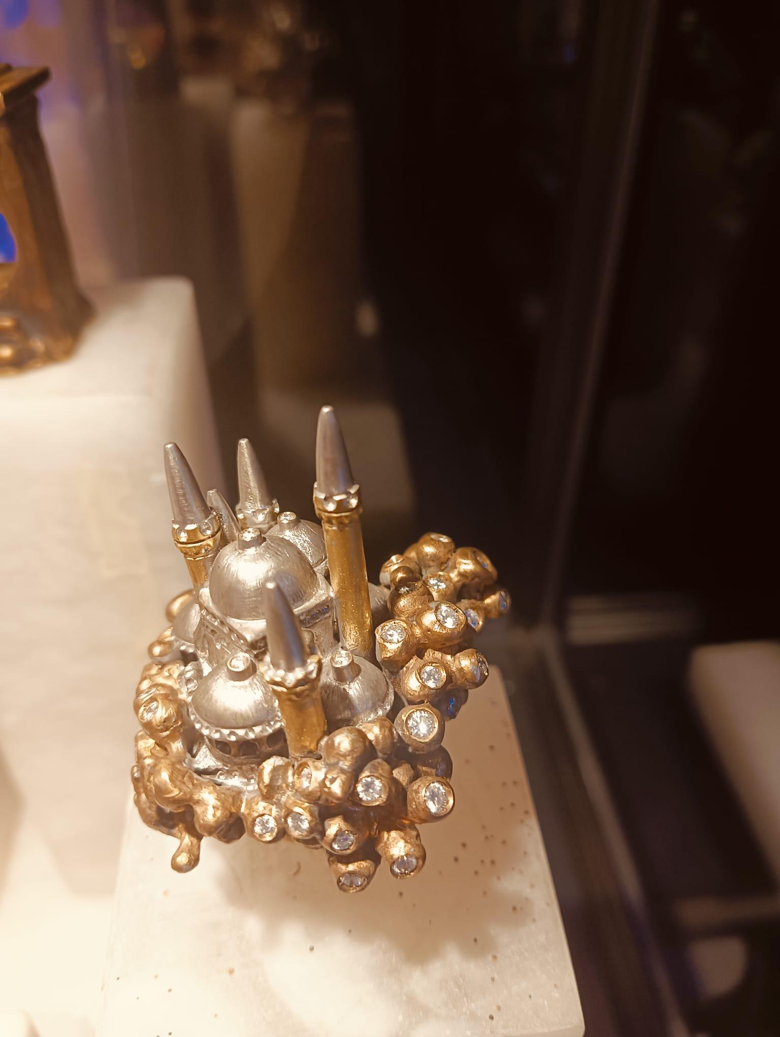 Brilliant Cut Ring made of 18 kt yellow gold , 925 sterling silver and diamonds. For Sale
