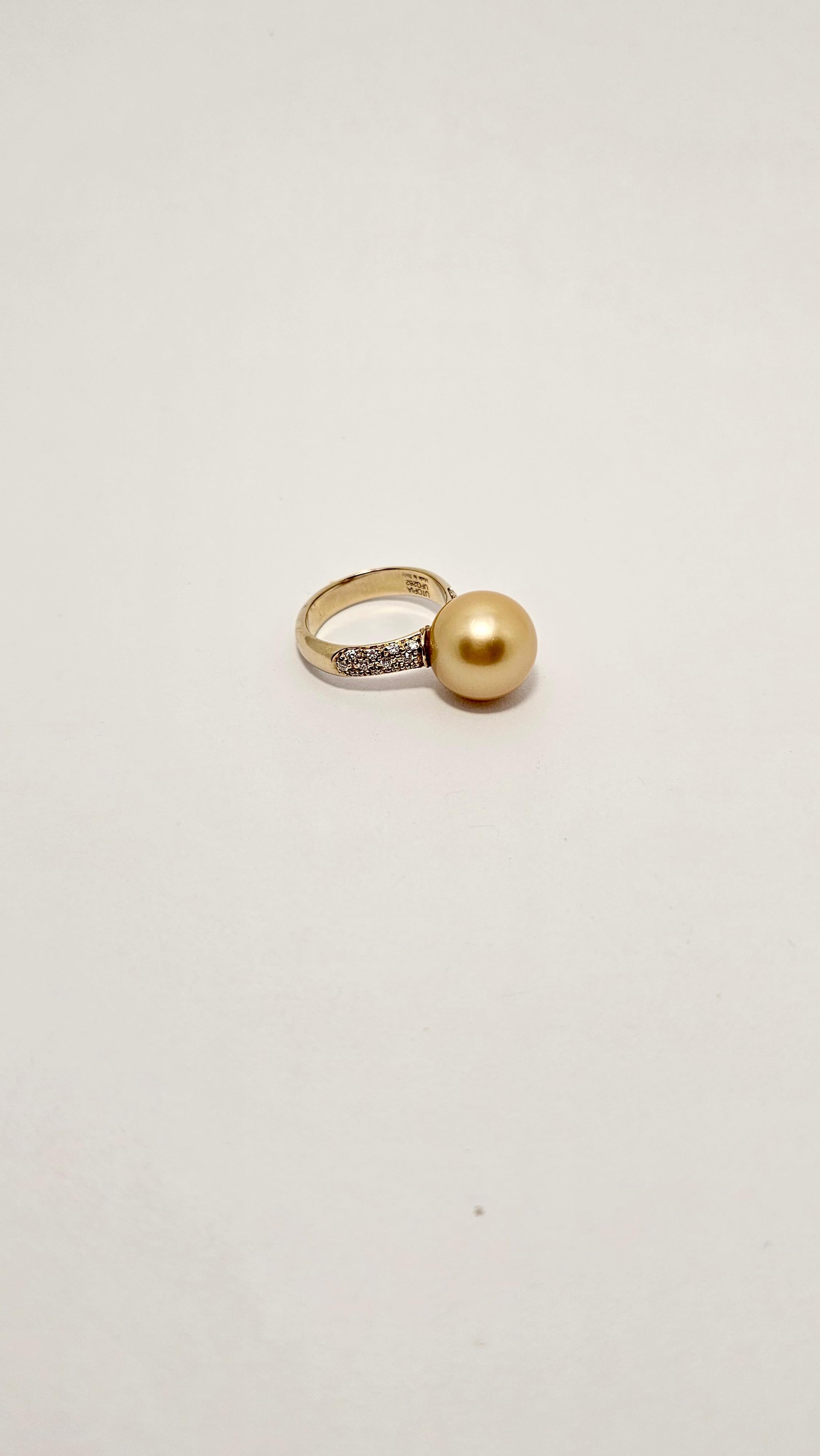Moderne Bague en or jaune 18kt avec perle des mers du Sud et diamants en vente