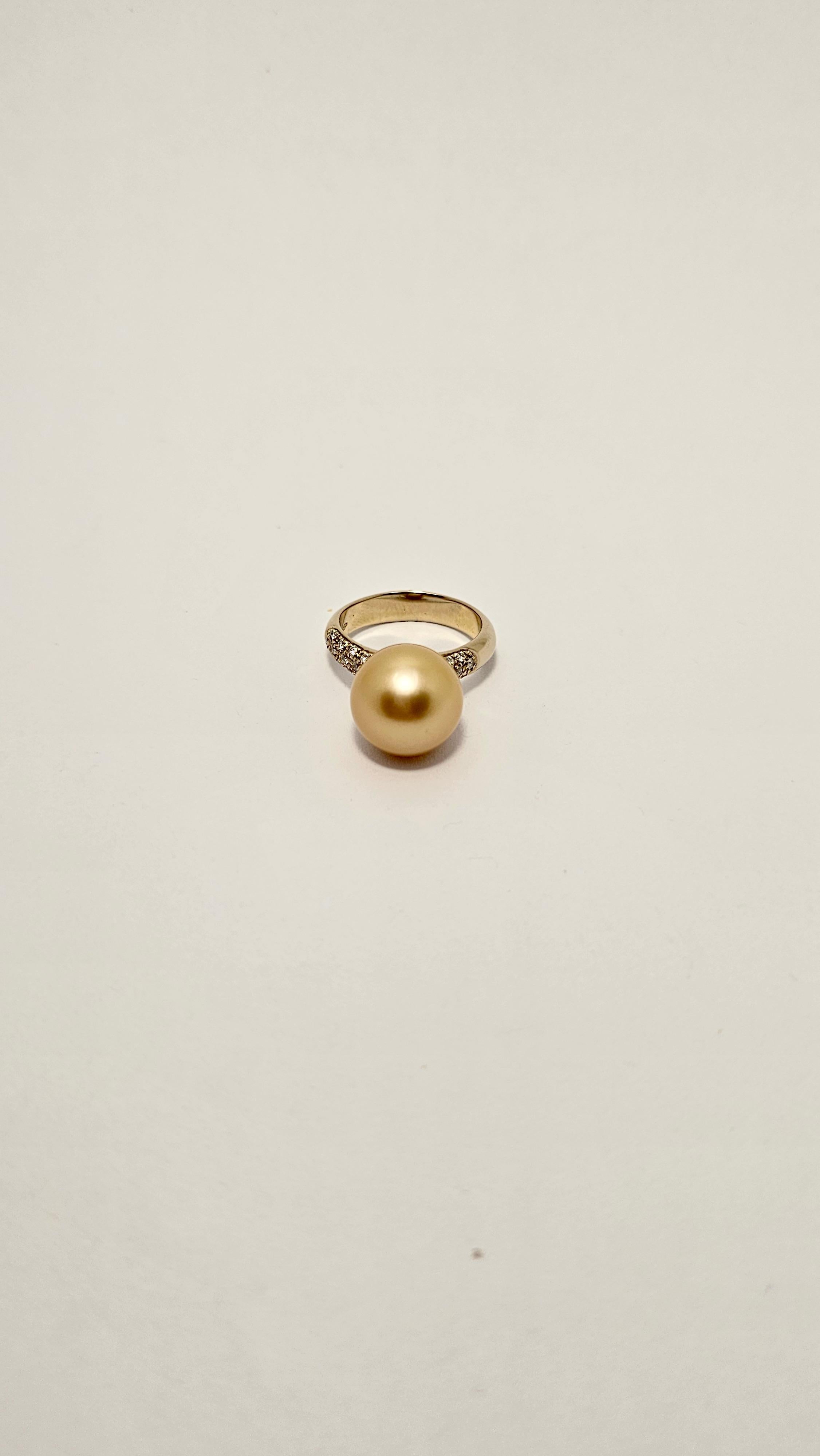Taille pampille Bague en or jaune 18kt avec perle des mers du Sud et diamants en vente