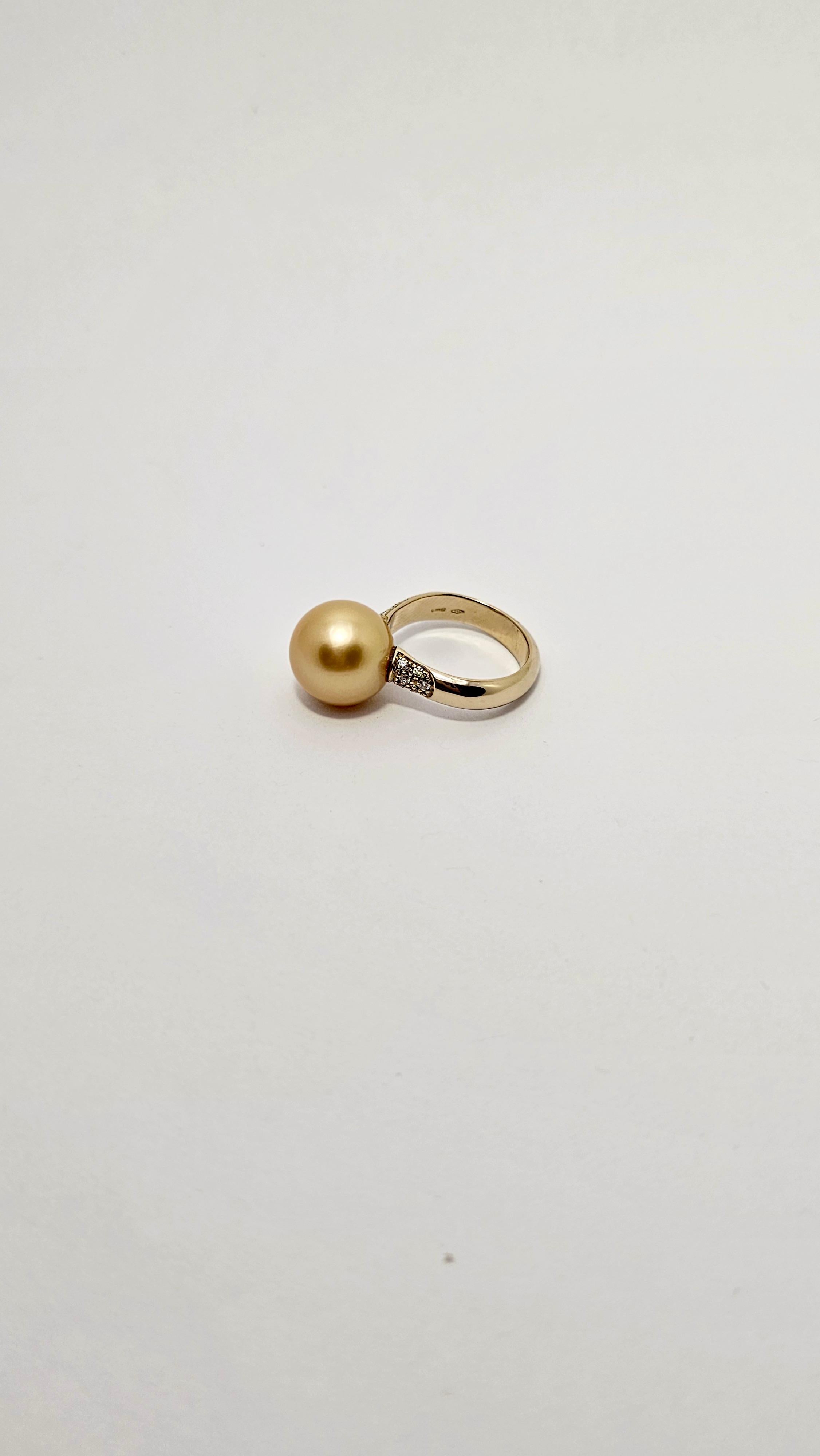 Bague en or jaune 18kt avec perle des mers du Sud et diamants Neuf - En vente à Cattolica, IT