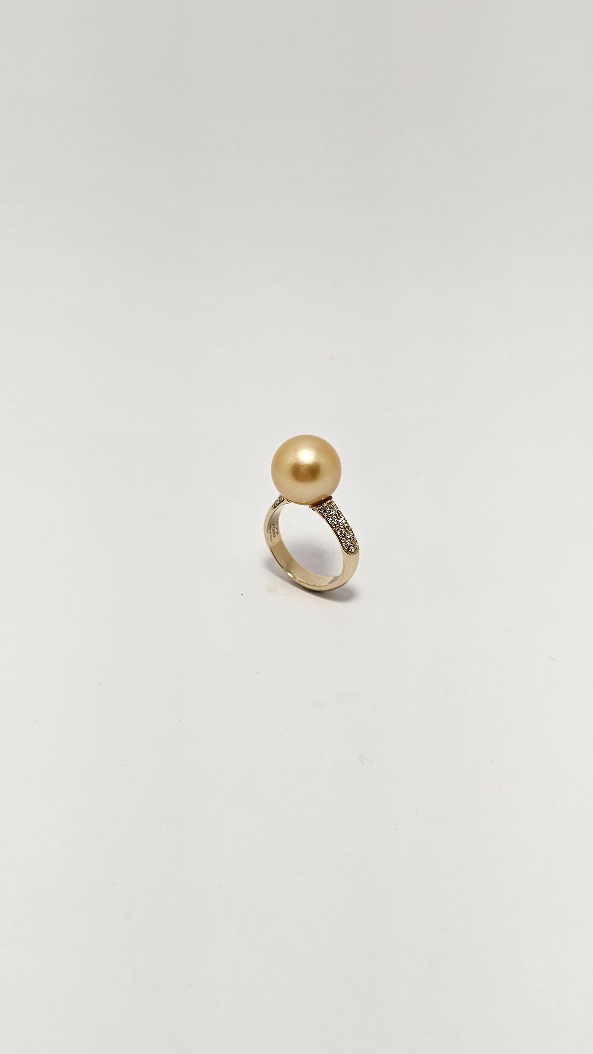 Bague en or jaune 18kt avec perle des mers du Sud et diamants Unisexe en vente