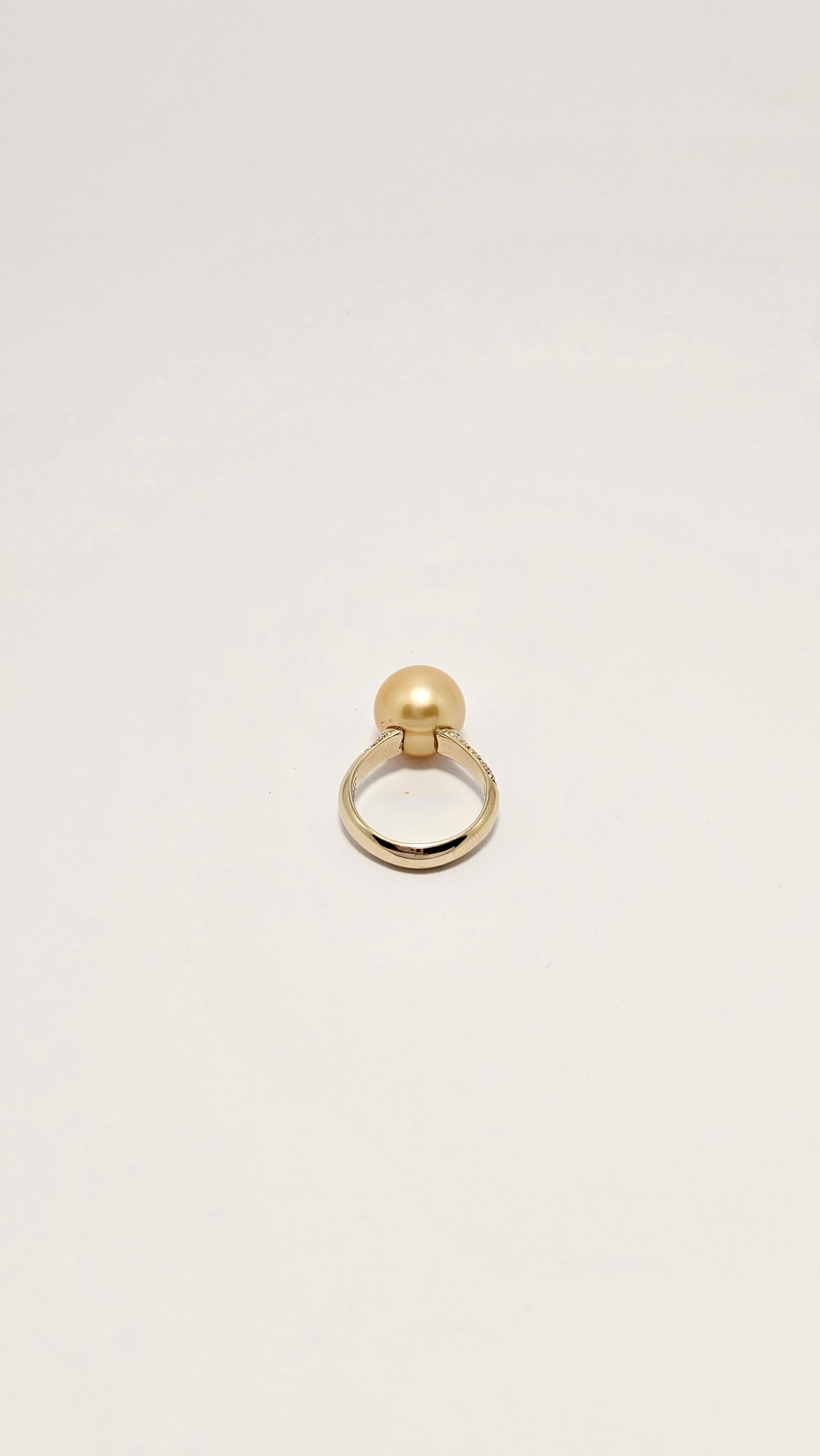 Bague en or jaune 18kt avec perle des mers du Sud et diamants en vente 1