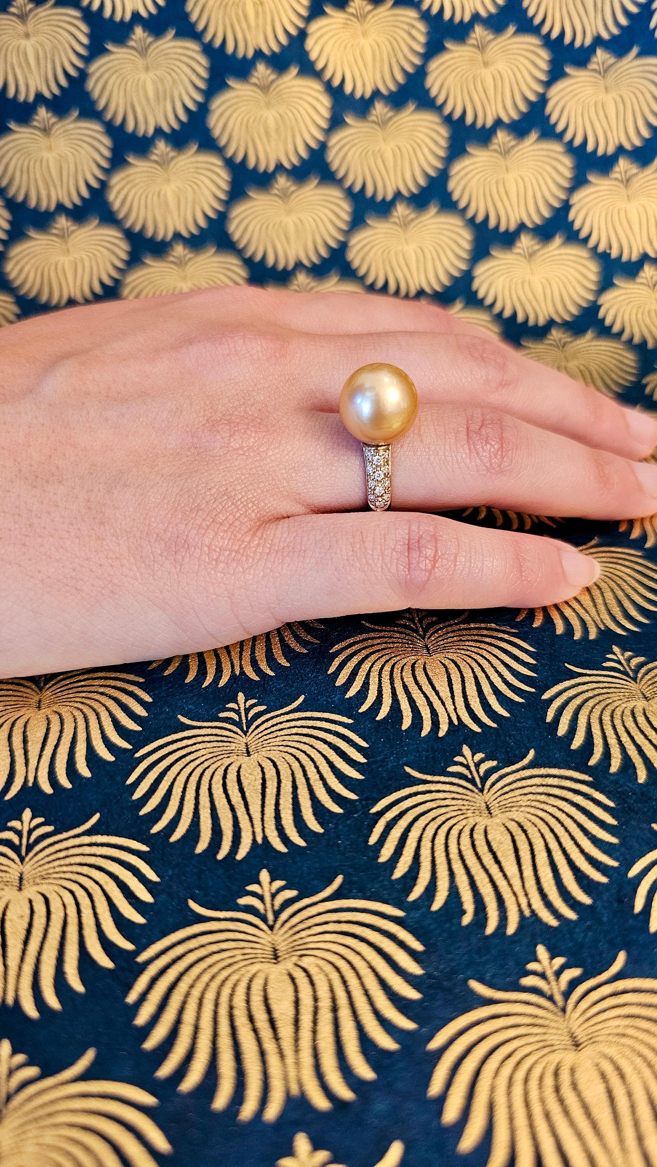 Bague en or jaune 18kt avec perle des mers du Sud et diamants en vente 2