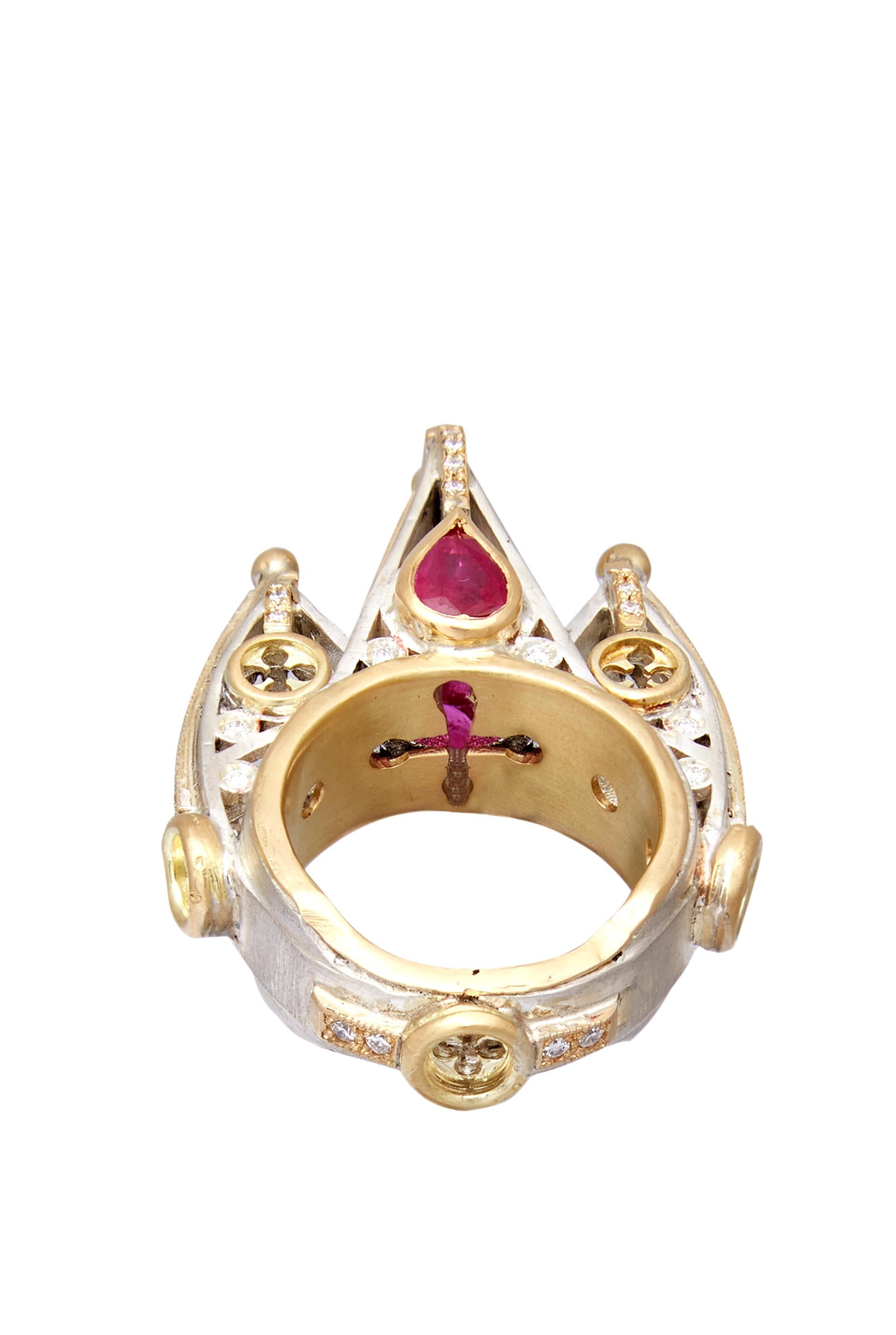 Questo anello è stato tra i primi della collezione ad essere realizzato dal Maestro Dari. Ricopre un ruolo importante: sia per la lavorazione che riproduce tre guglie ispirate dalla Chiesa di Santa Croce di Firenze, sia per i diamanti e lo zaffiro