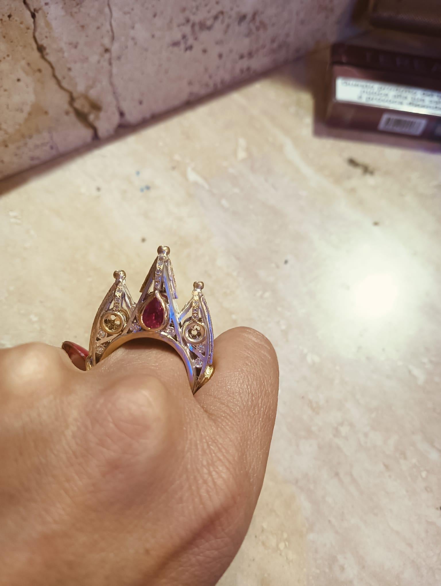 Artista Anello in oro giallo 18kt, diamanti e rubino birmano in vendita