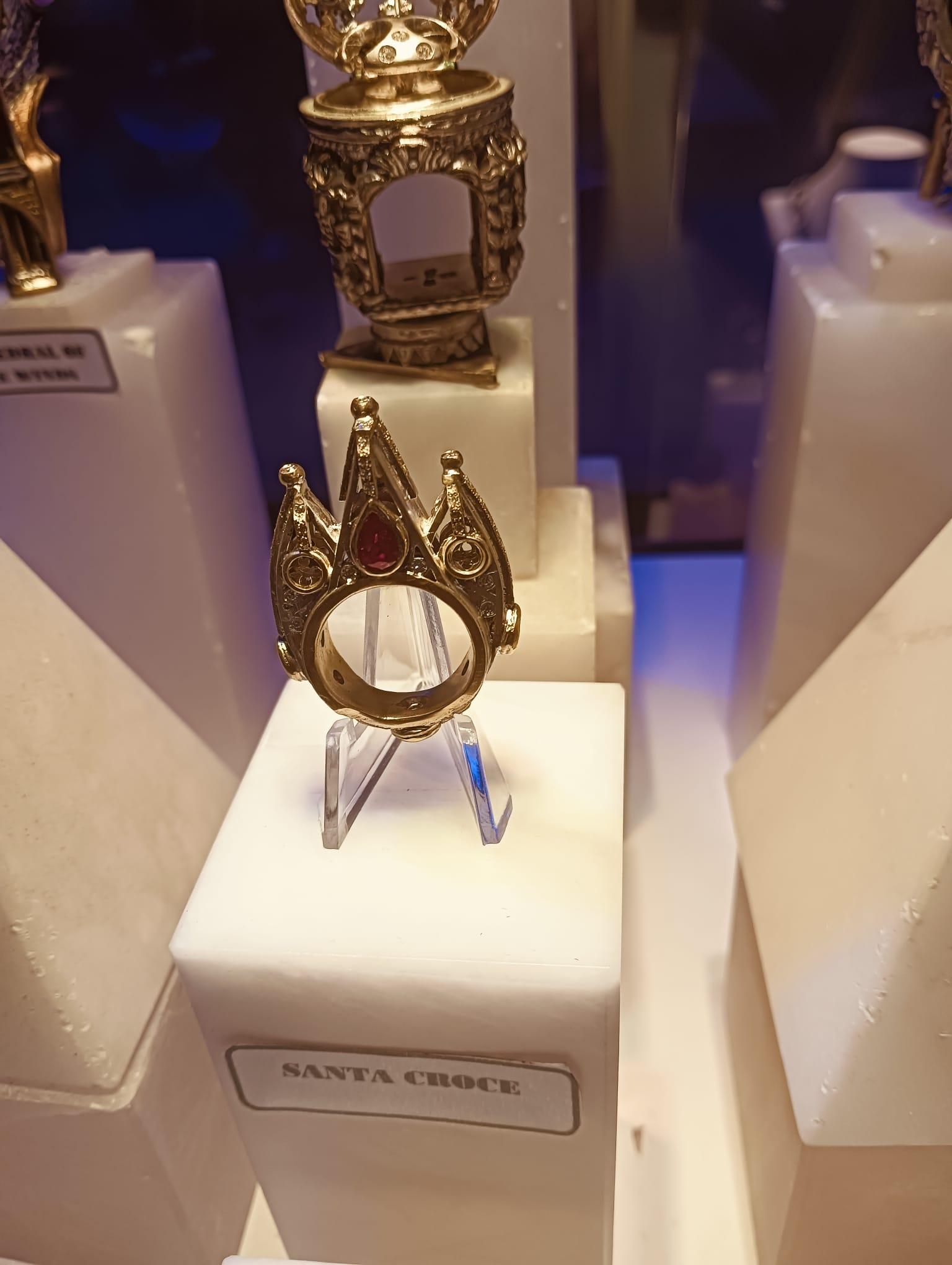 Taglio brillante Anello in oro giallo 18kt, diamanti e rubino birmano in vendita