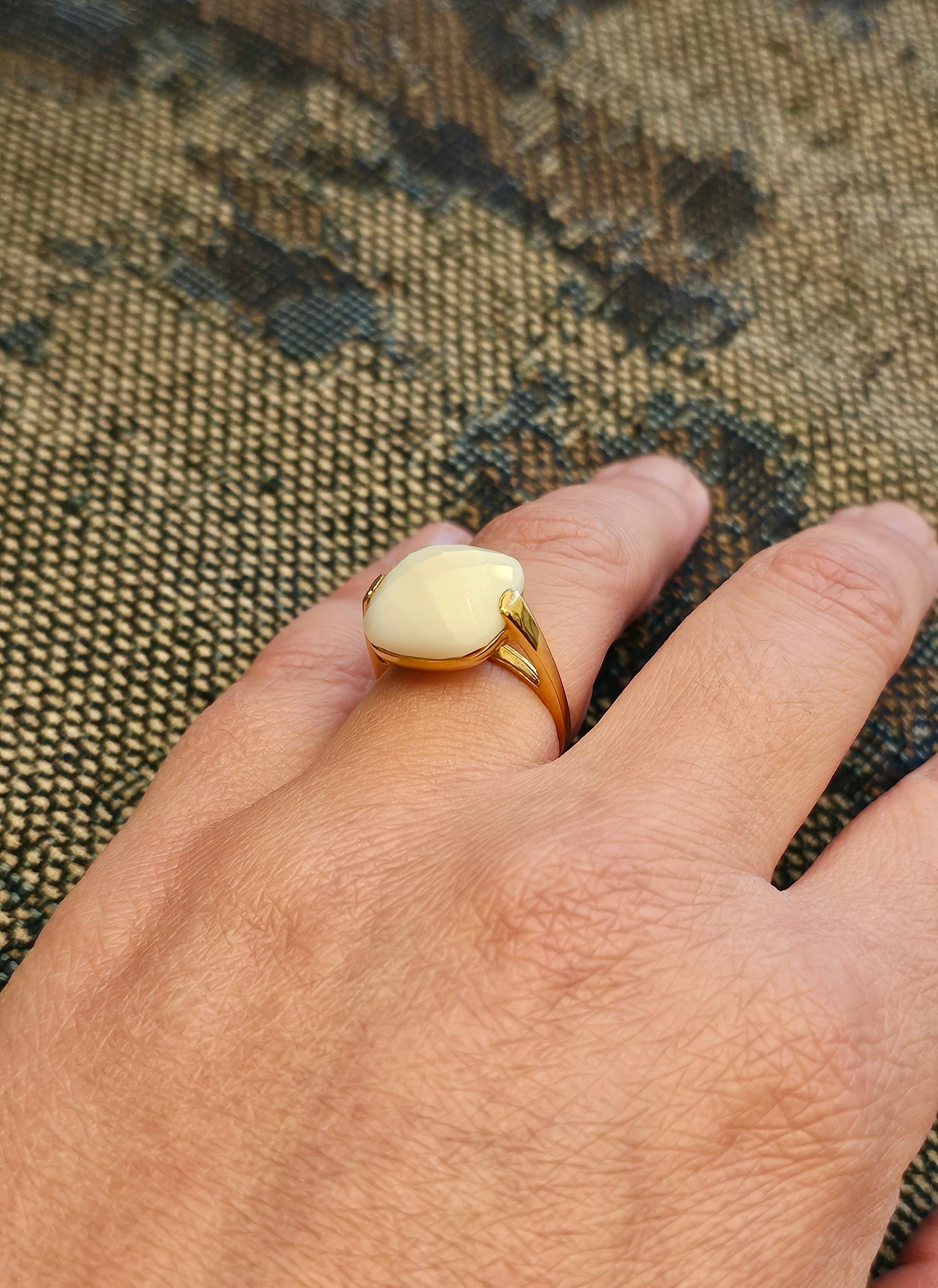 18Kt Yellow Gold and White Agate Ring For Sale 5