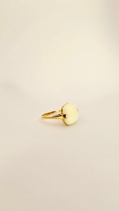18Kt Yellow Gold and White Agate Ring