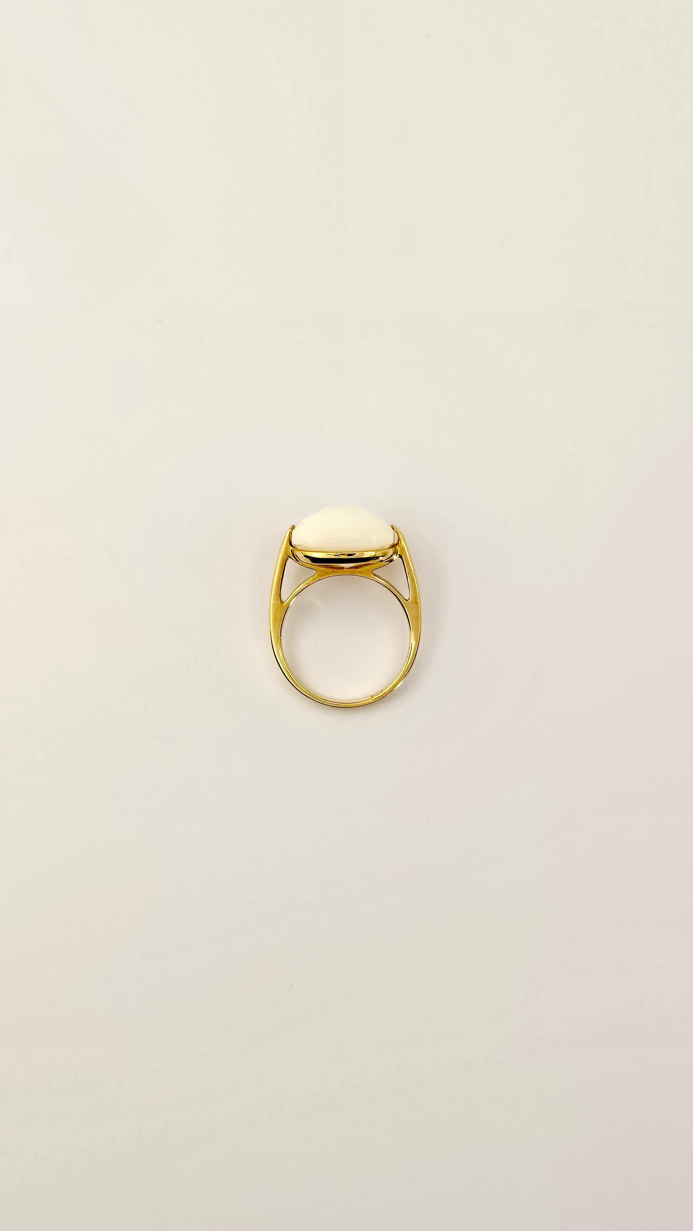 Men's 18Kt Yellow Gold and White Agate Ring For Sale