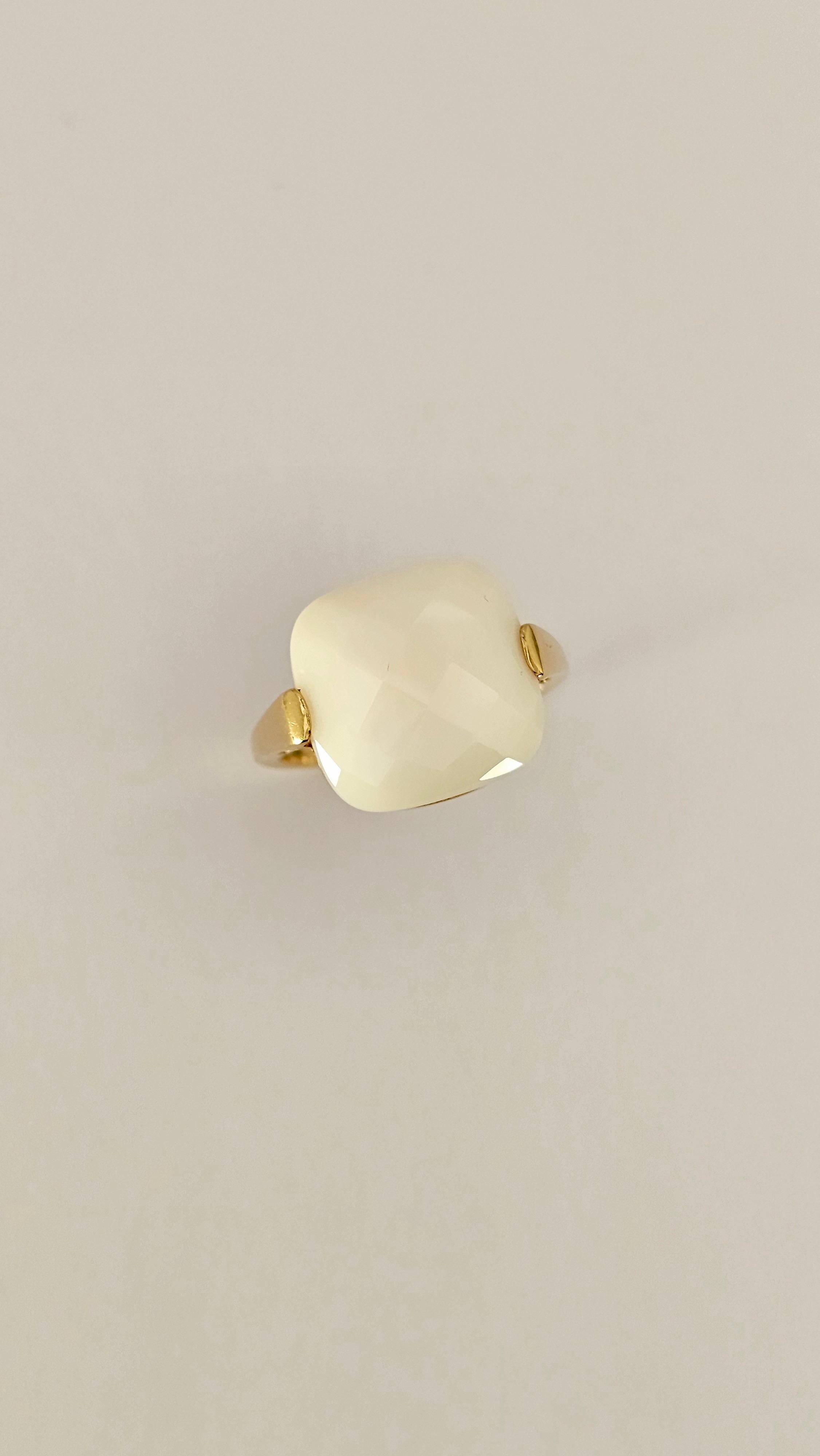 18Kt Yellow Gold and White Agate Ring For Sale 1