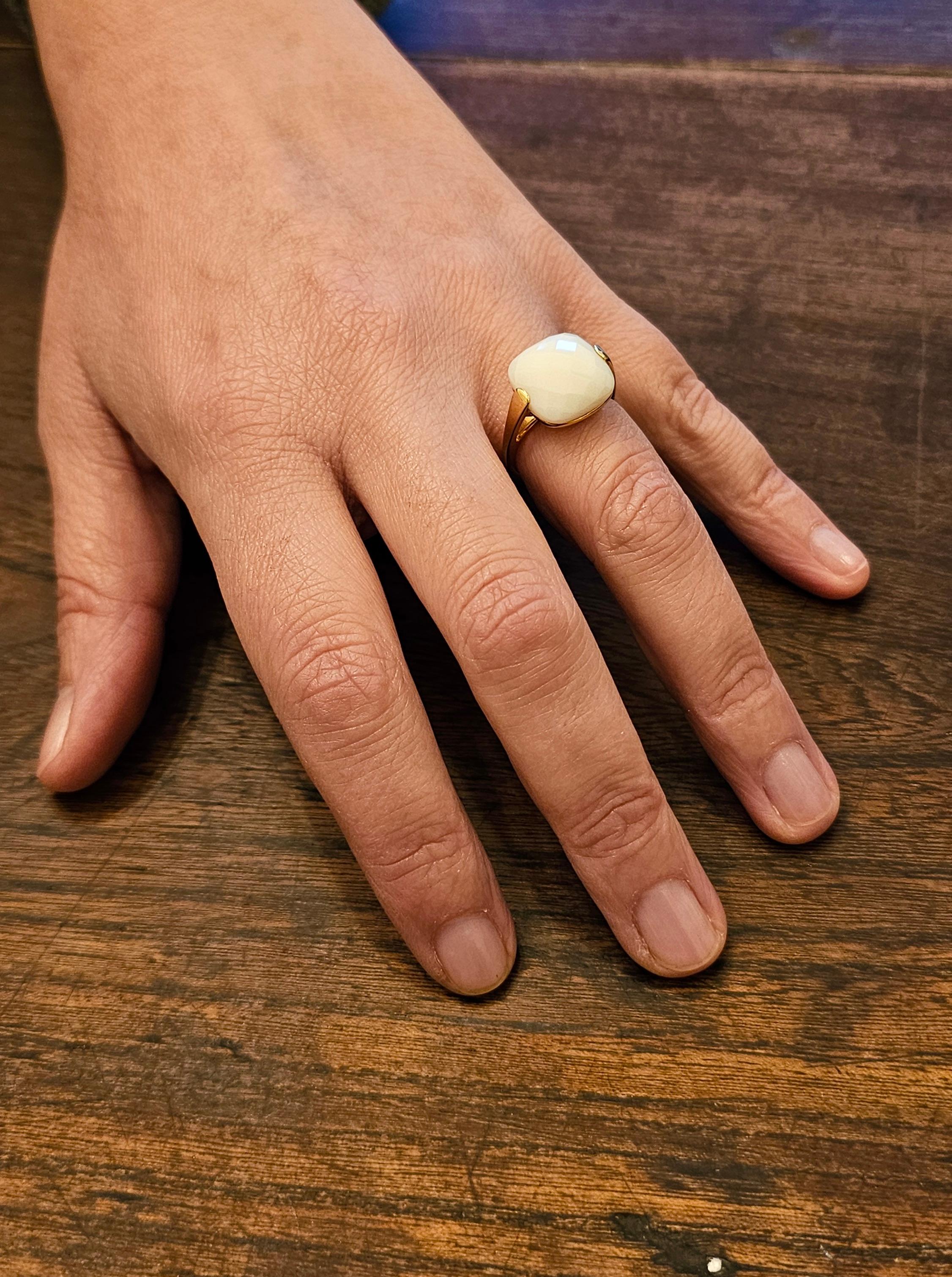 18Kt Yellow Gold and White Agate Ring For Sale 3
