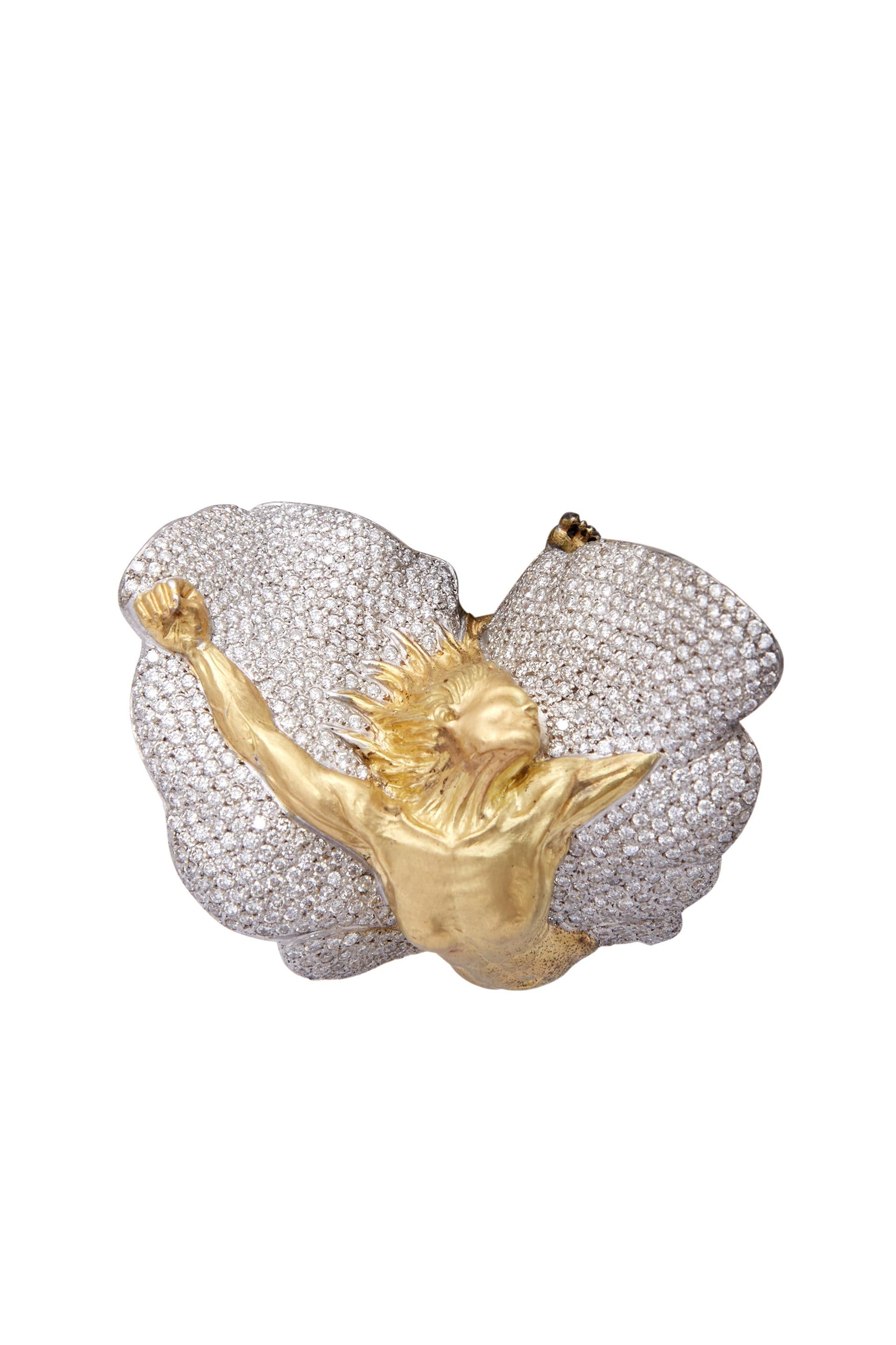 Bague en or jaune 18 carats, les ailes en or blanc sont serties de diamants 9 carats. Ce bijou aux formes sinueuses représente le corps d'une femme se transformant en papillon. Un envol spirituel vers la beauté la plus complète, c'est-à-dire les