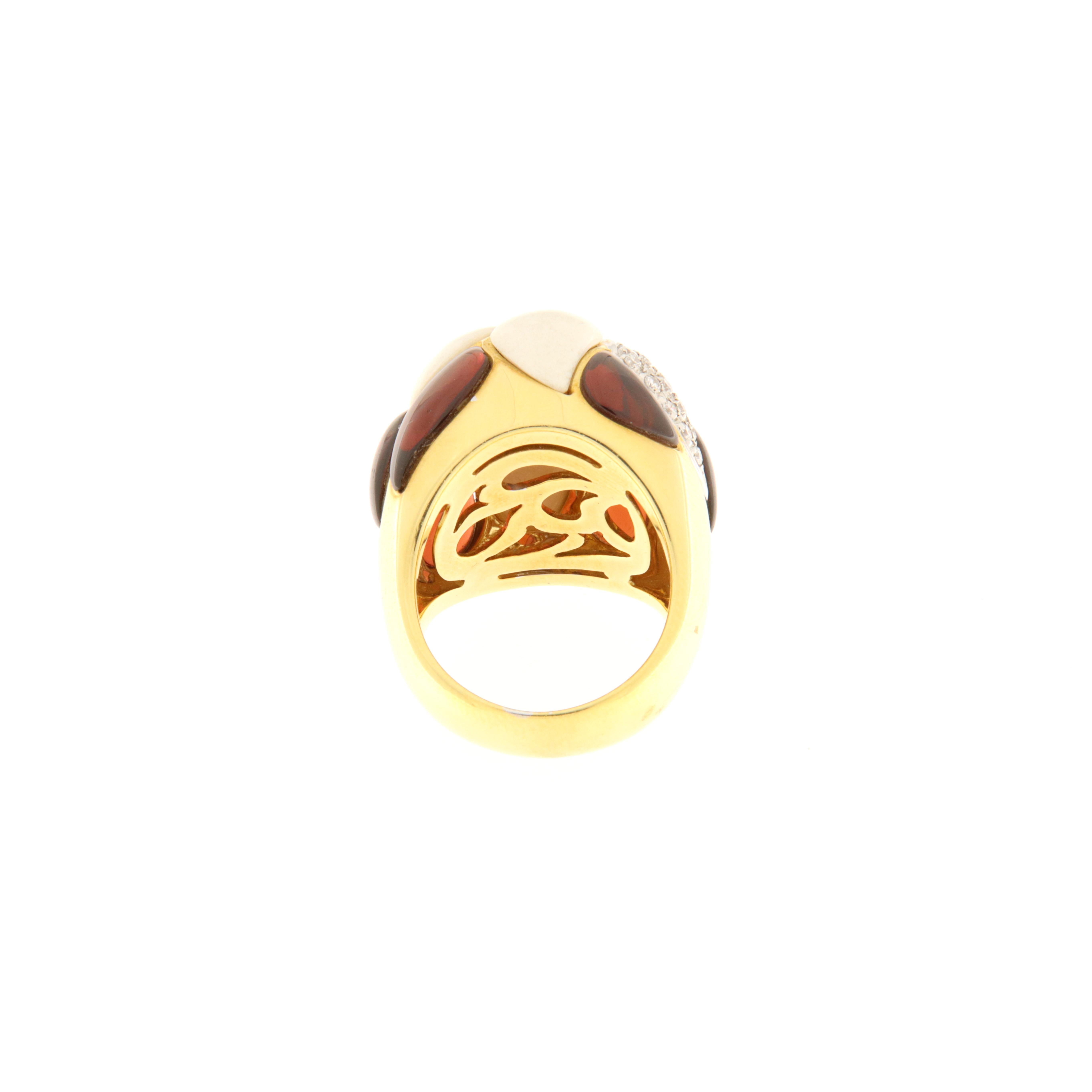 Contemporary Dome-shaped yellow gold ring with brilliants, white coral and cabochon garnets For Sale