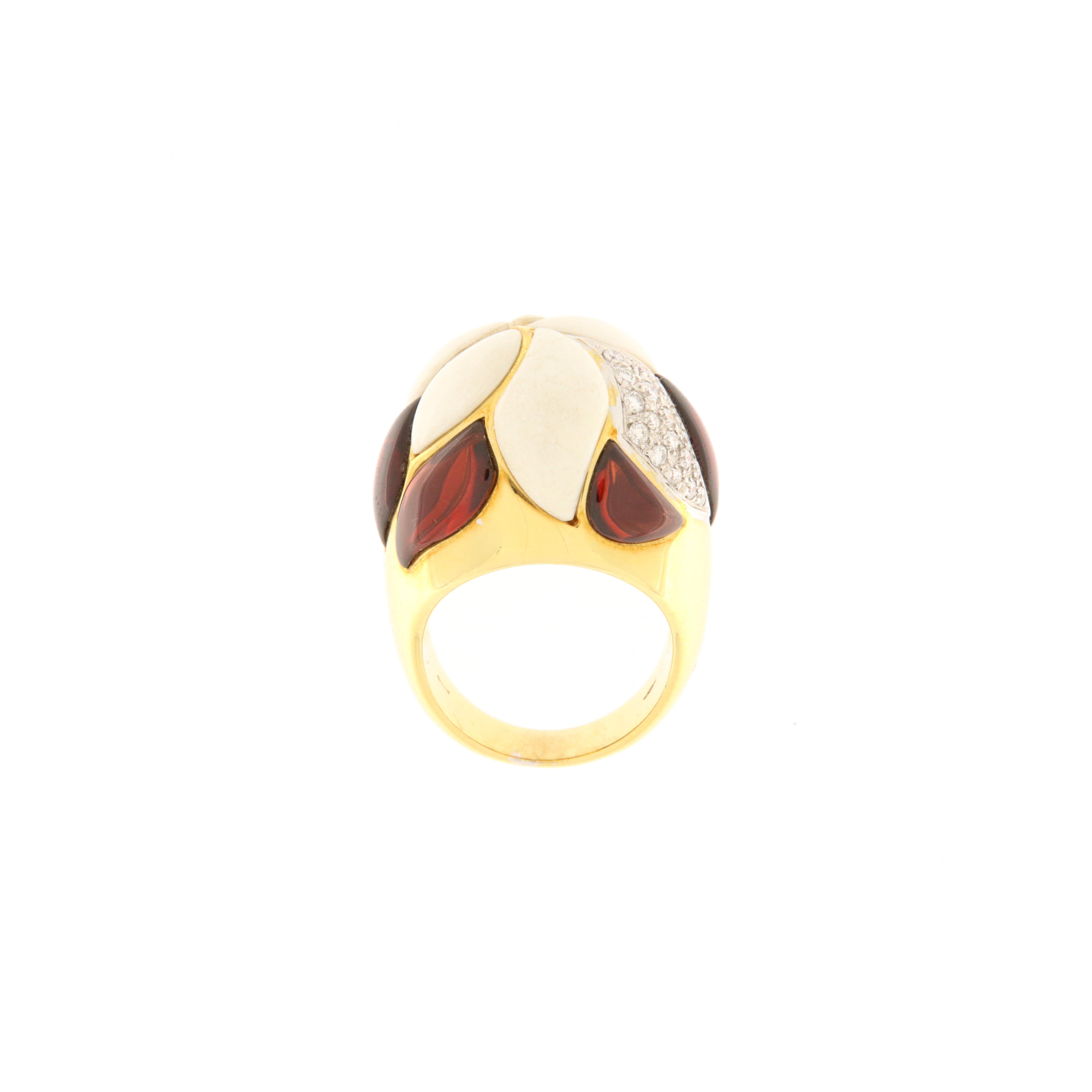 Cabochon Dome-shaped yellow gold ring with brilliants, white coral and cabochon garnets For Sale
