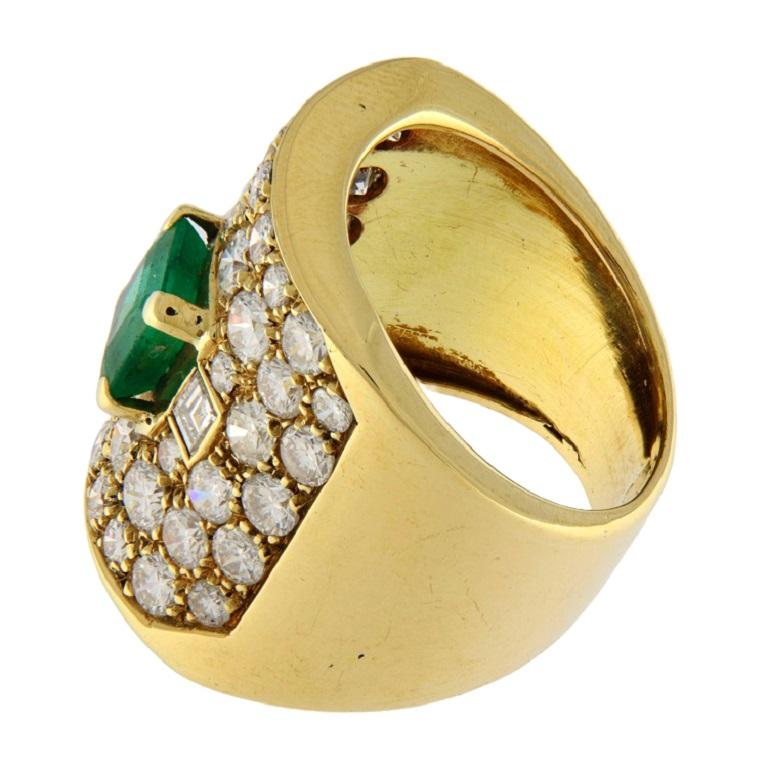 Anello in Oro giallo mit Diamanten 3,97 ct e smeraldo 1,16 ct (Zeitgenössisch) im Angebot