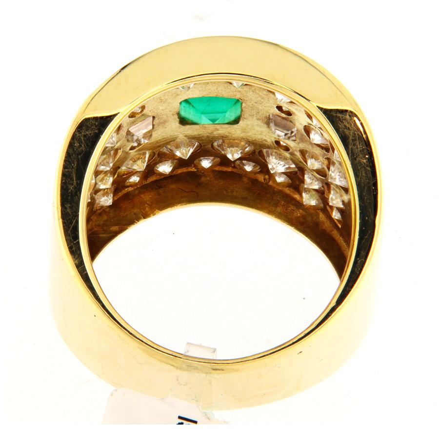 Brilliant Cut Anello in oro giallo con diamanti 3.97 ct e smeraldo 1.16 ct For Sale