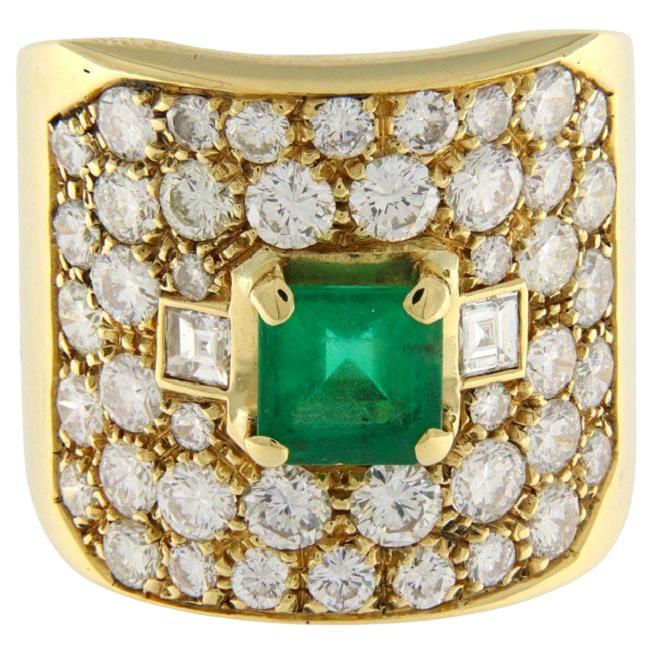 Anello in oro giallo con diamanti 3.97 ct e smeraldo 1.16 ct For Sale