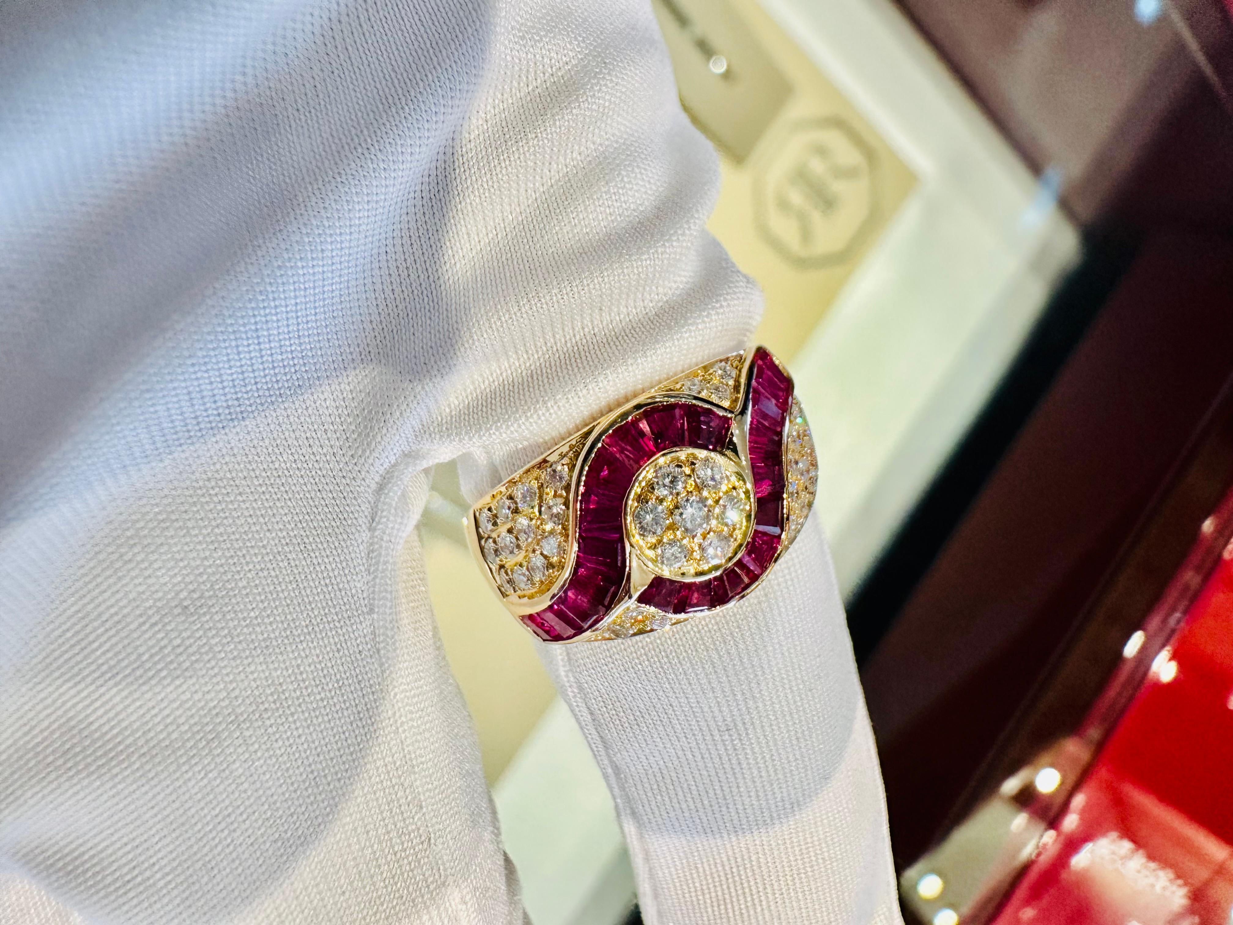 Bague en or jaune avec diamants et rubis - Elégance et prestige en vente 7