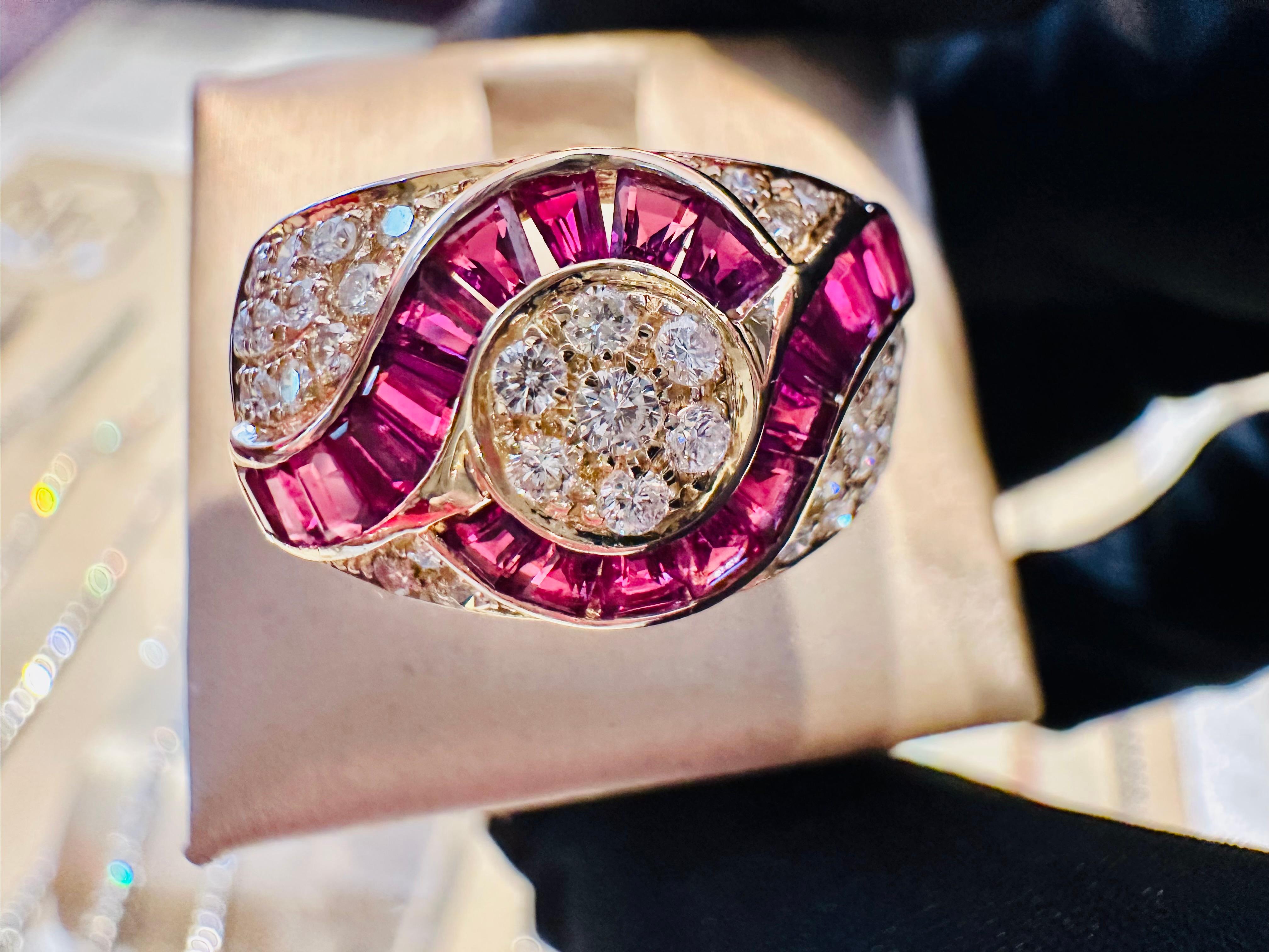 Taille brillant Bague en or jaune avec diamants et rubis - Elégance et prestige en vente
