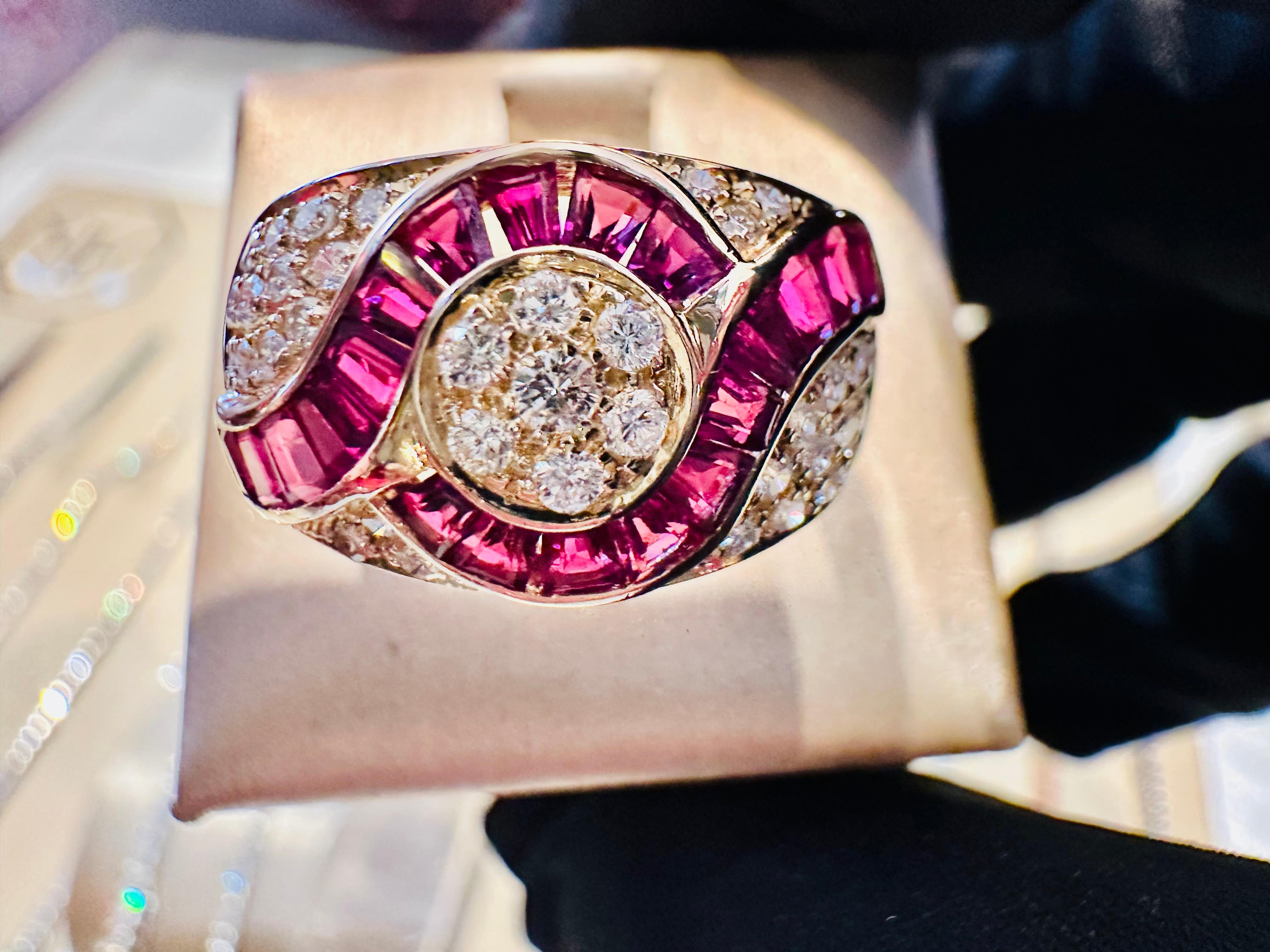 Bague en or jaune avec diamants et rubis - Elégance et prestige Neuf - En vente à Guidizzolo, IT