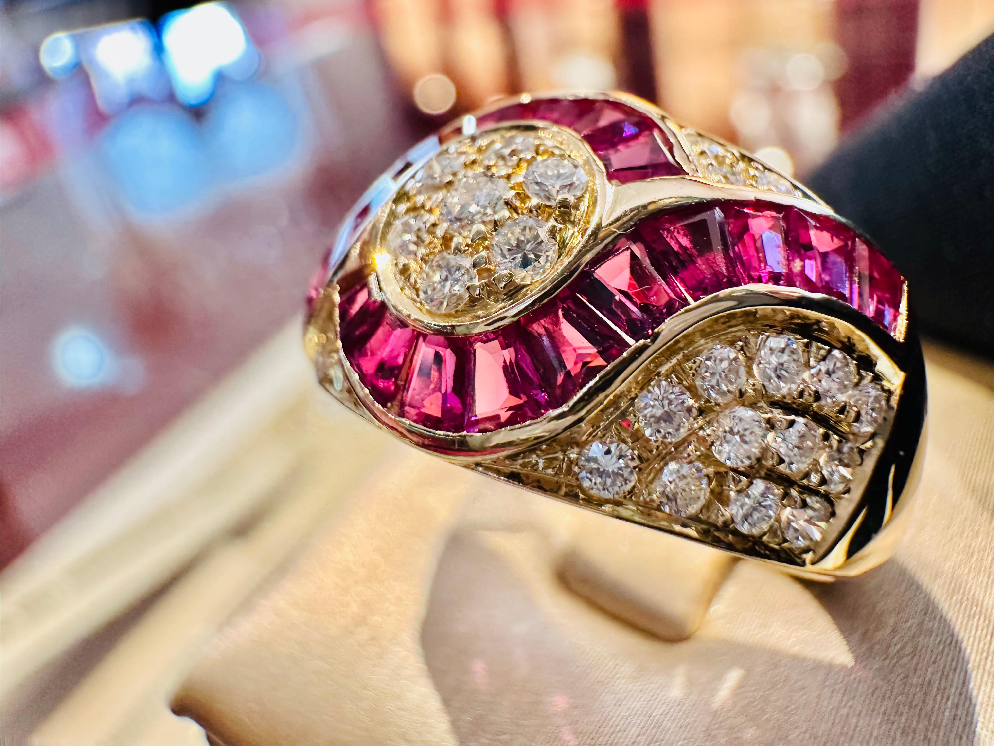 Bague en or jaune avec diamants et rubis - Elégance et prestige Pour femmes en vente