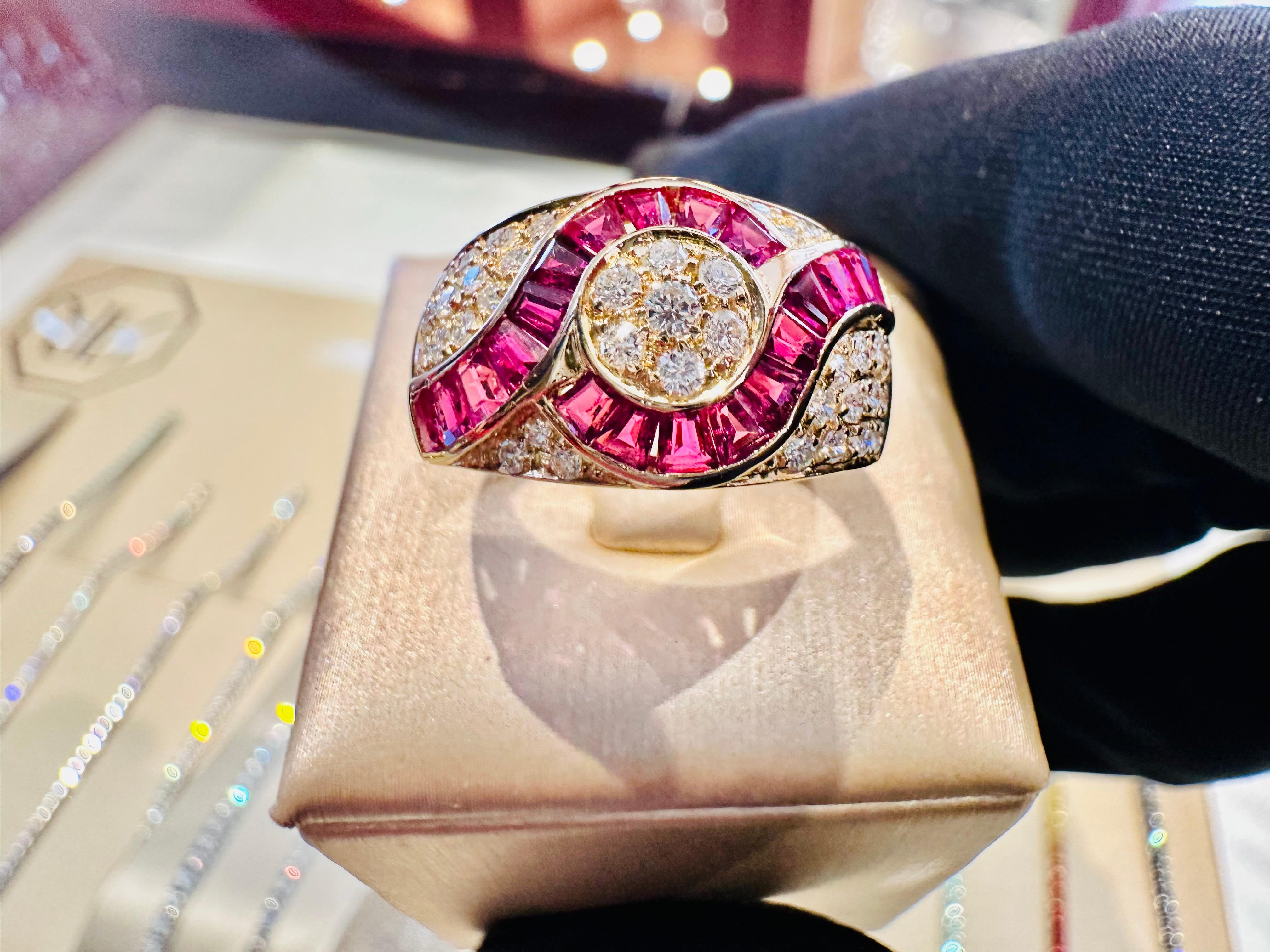 Bague en or jaune avec diamants et rubis - Elégance et prestige en vente 1