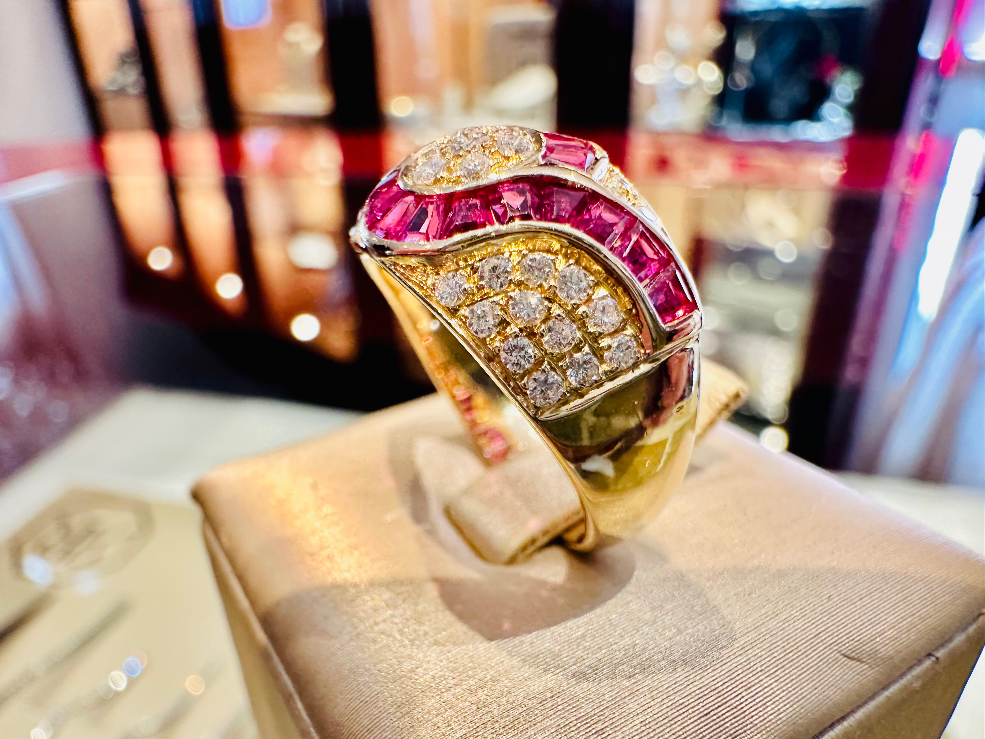Bague en or jaune avec diamants et rubis - Elégance et prestige en vente 2