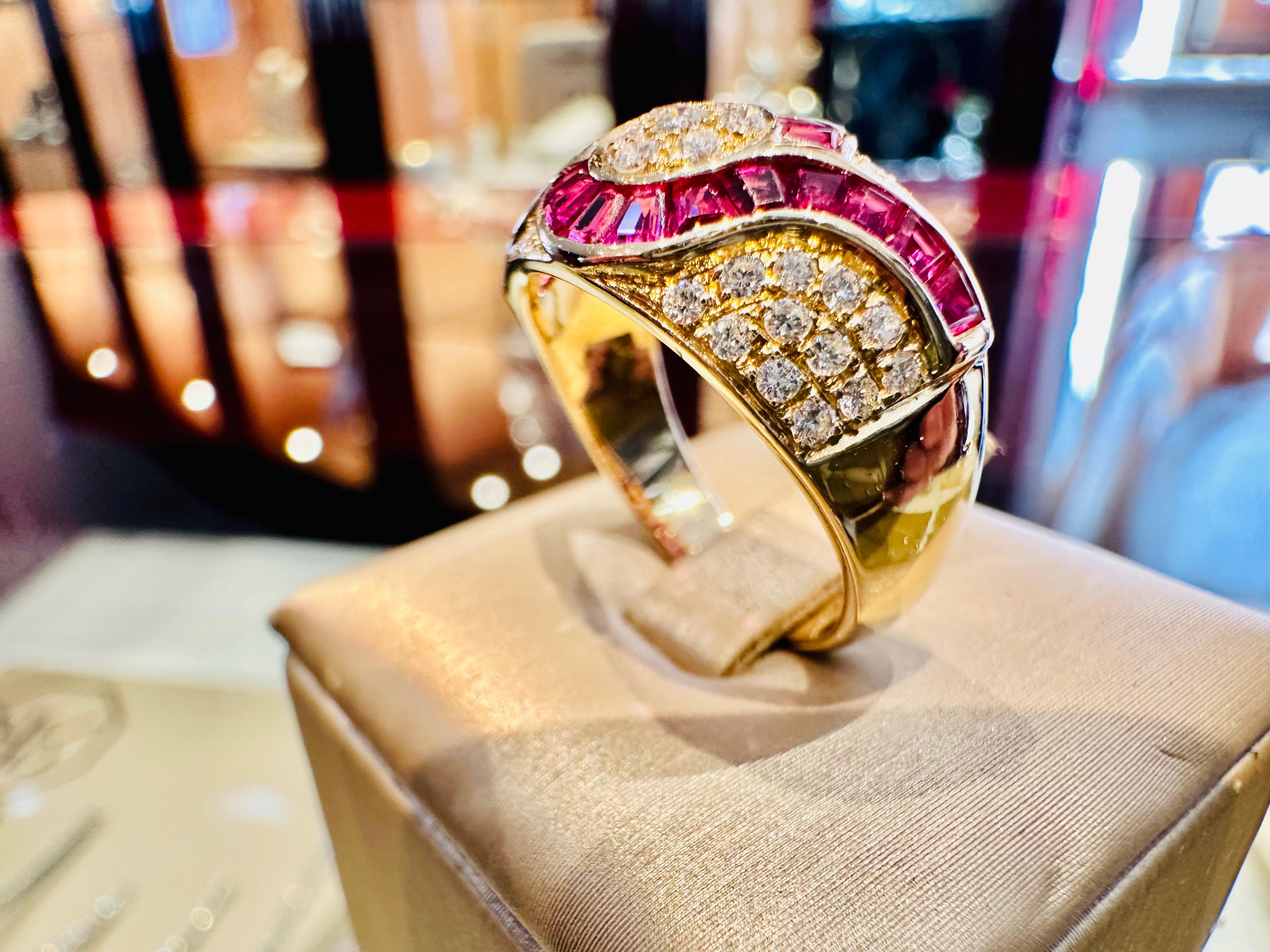 Bague en or jaune avec diamants et rubis - Elégance et prestige en vente 3