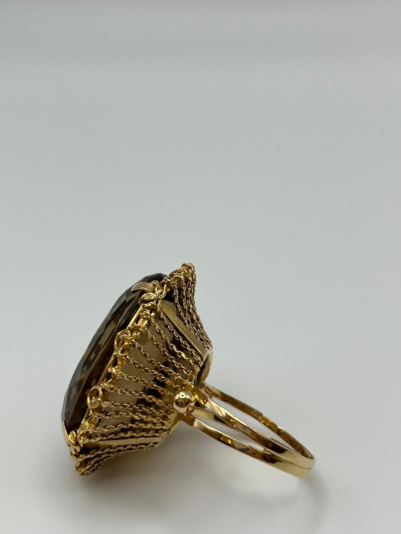 Oval Cut Bague en or jaune avec quartz citrine fumé. en vente