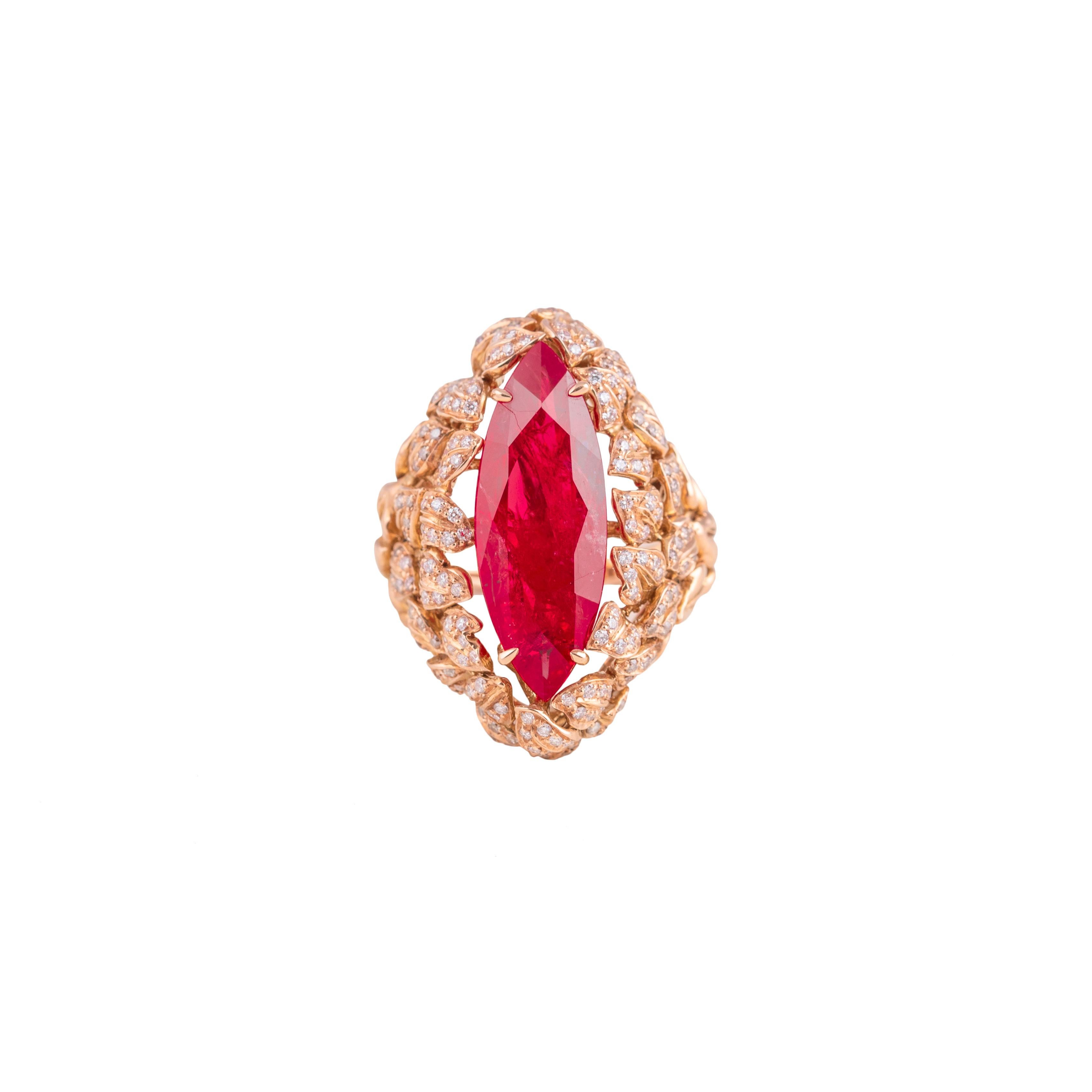 Questo anello fantasia è stato realizzato in Italia da Fanuele Gioielli.
Realizzato interamente in oro rosa 18 carati, la parte superiore del gambo è decorata con foglie su cui vi sono incastonati diamanti bianchi taglio brillante alternati a