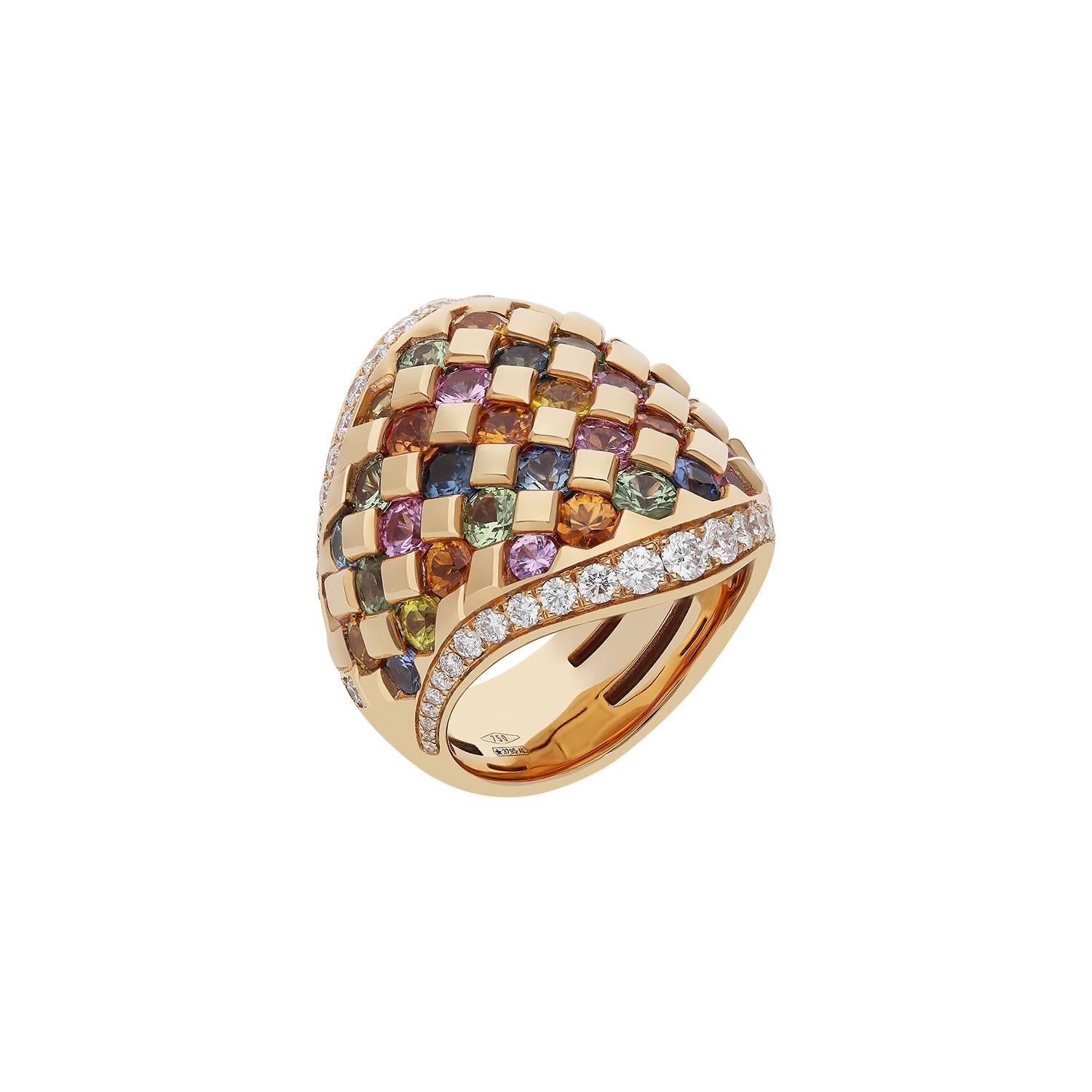 A magnificent 18kt rose gold ring weighing a total of 22.10 grams. On the sides are set with brilliant-cut diamonds weighing a total of 1.09 carats, of color G and SI clarity, while in the central part of the ring are multi-color brilliant-cut