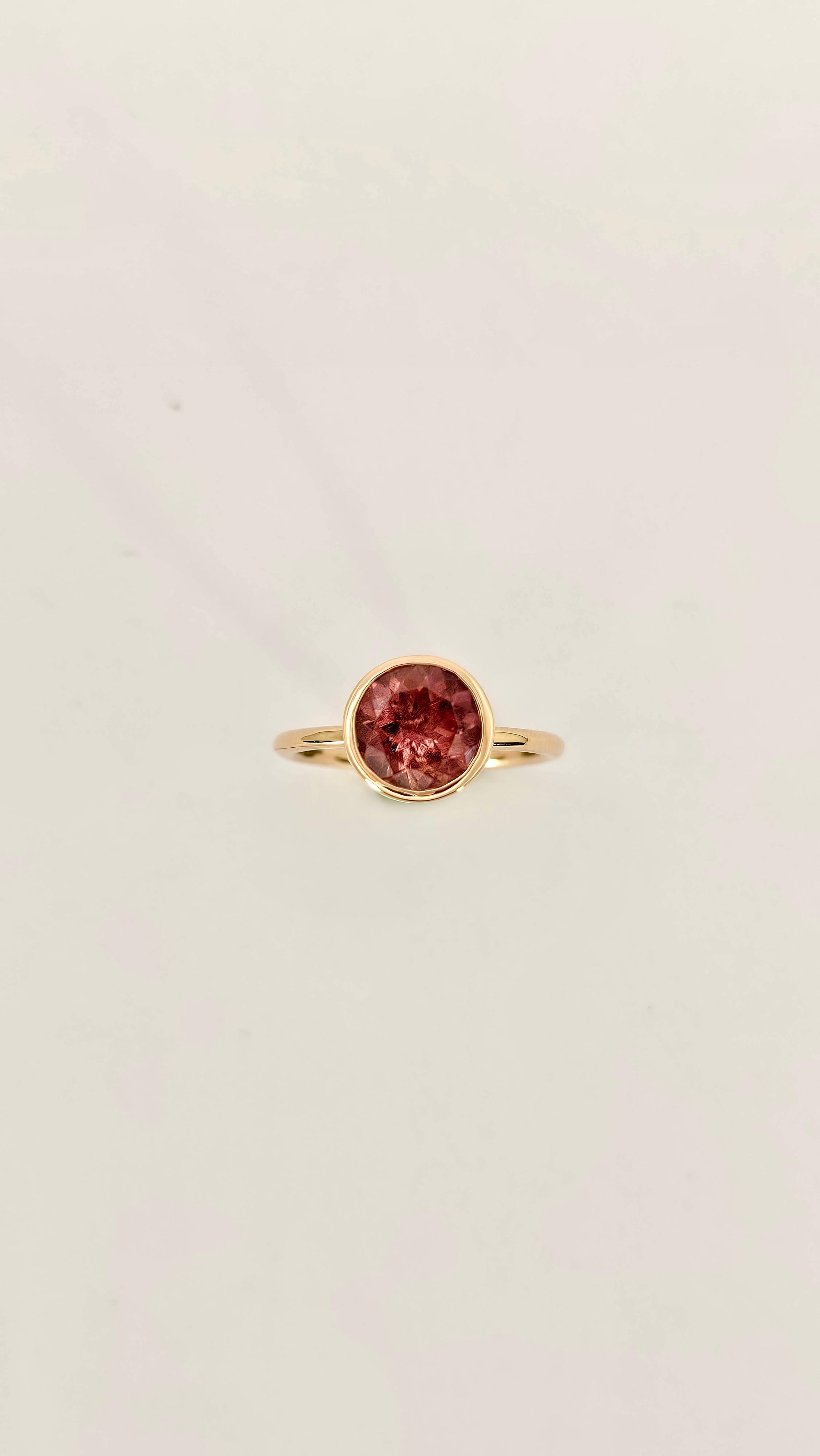 Bague en forme de demi-sphère en or 18 carats.
La partie centrale est ornée d'une splendide tourmaline de couleur rose foncé et profonde et de taille ronde à facettes.
Ce bijou est particulièrement adapté pour être porté à côté d'autres bagues, car
