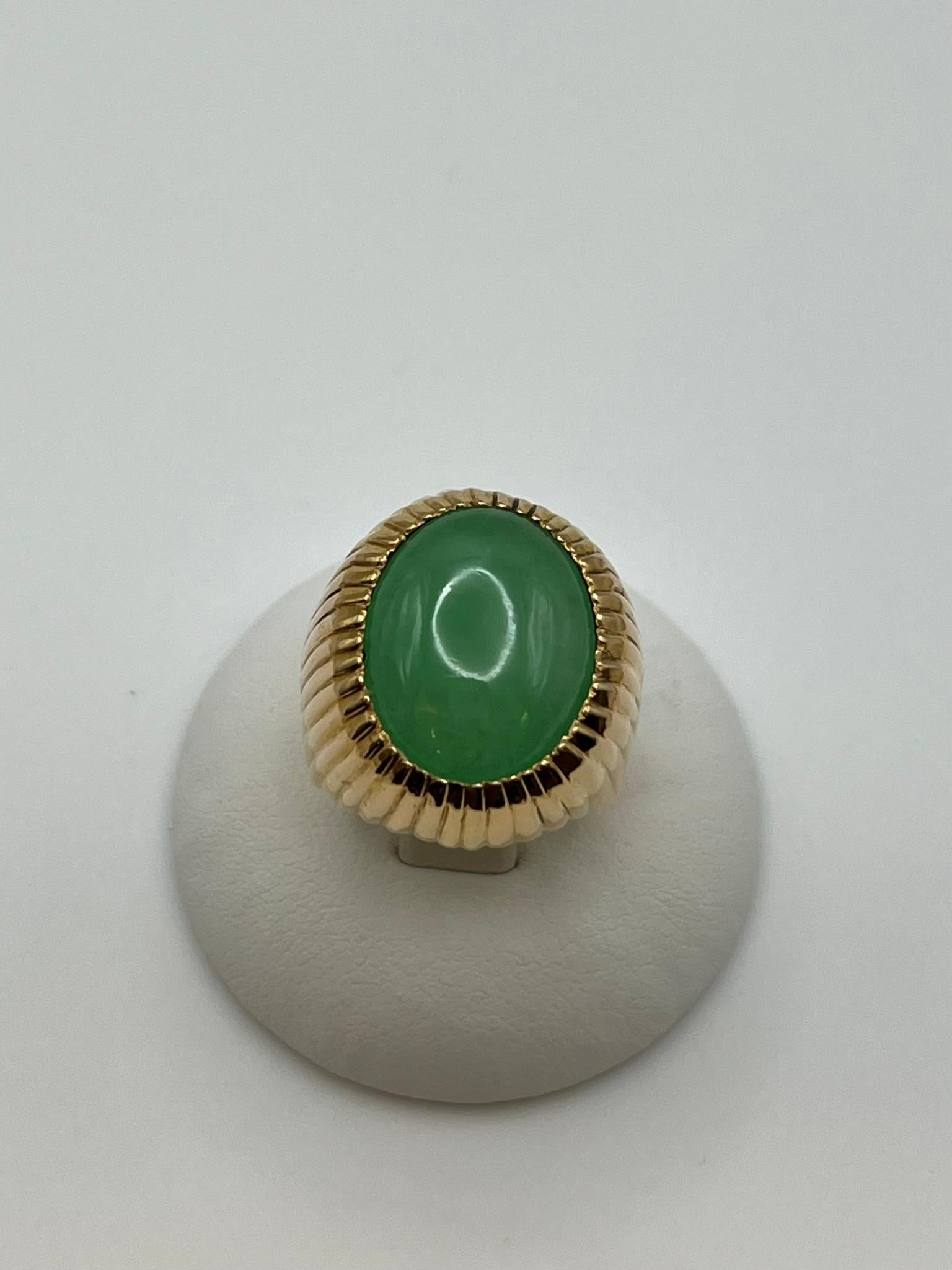 Este anillo tan especial tiene una versatilidad loca que permite a quien lo lleva lucirlo en cualquier lugar, tanto para eventos no formales como formales. Presenta un hermoso jade central talla cabujón que por sí solo mide 16,5 mm x 13,2 mm con un
