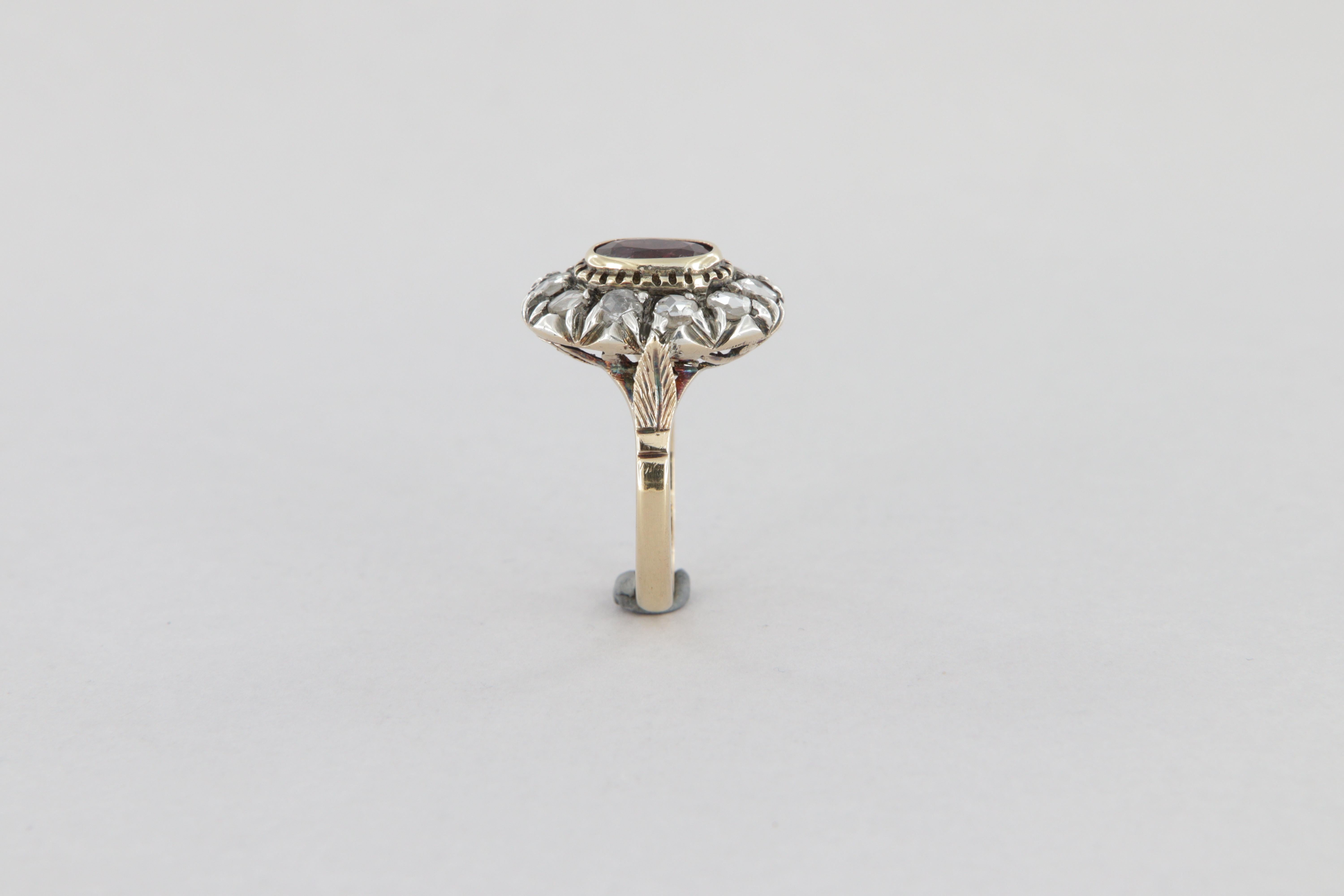Bague de style antique en or et argent avec diamants et un rubis ovale ct 0.95 en vente 5