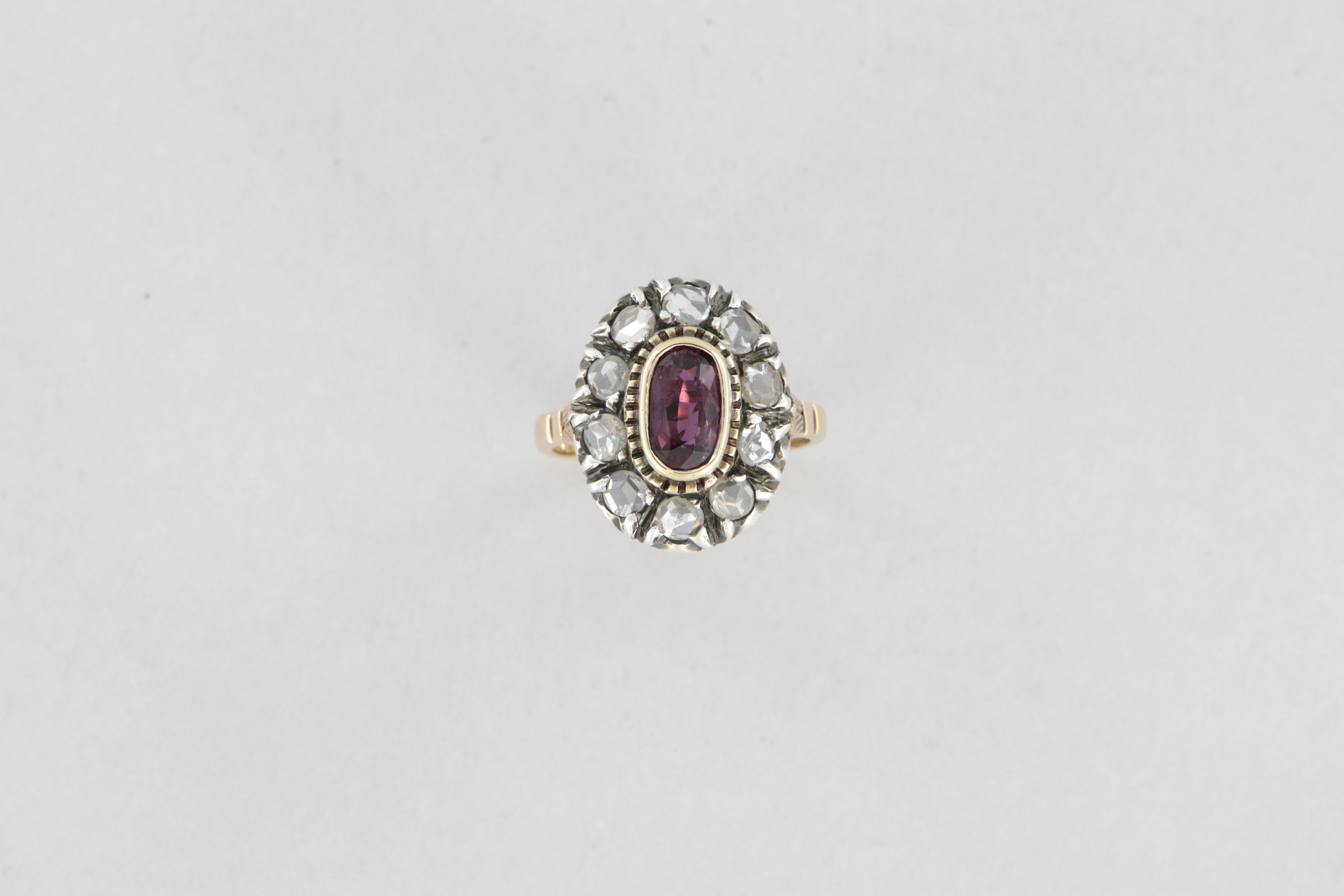 Bague de style antique en or et argent avec diamants et un rubis ovale ct 0.95 en vente 6