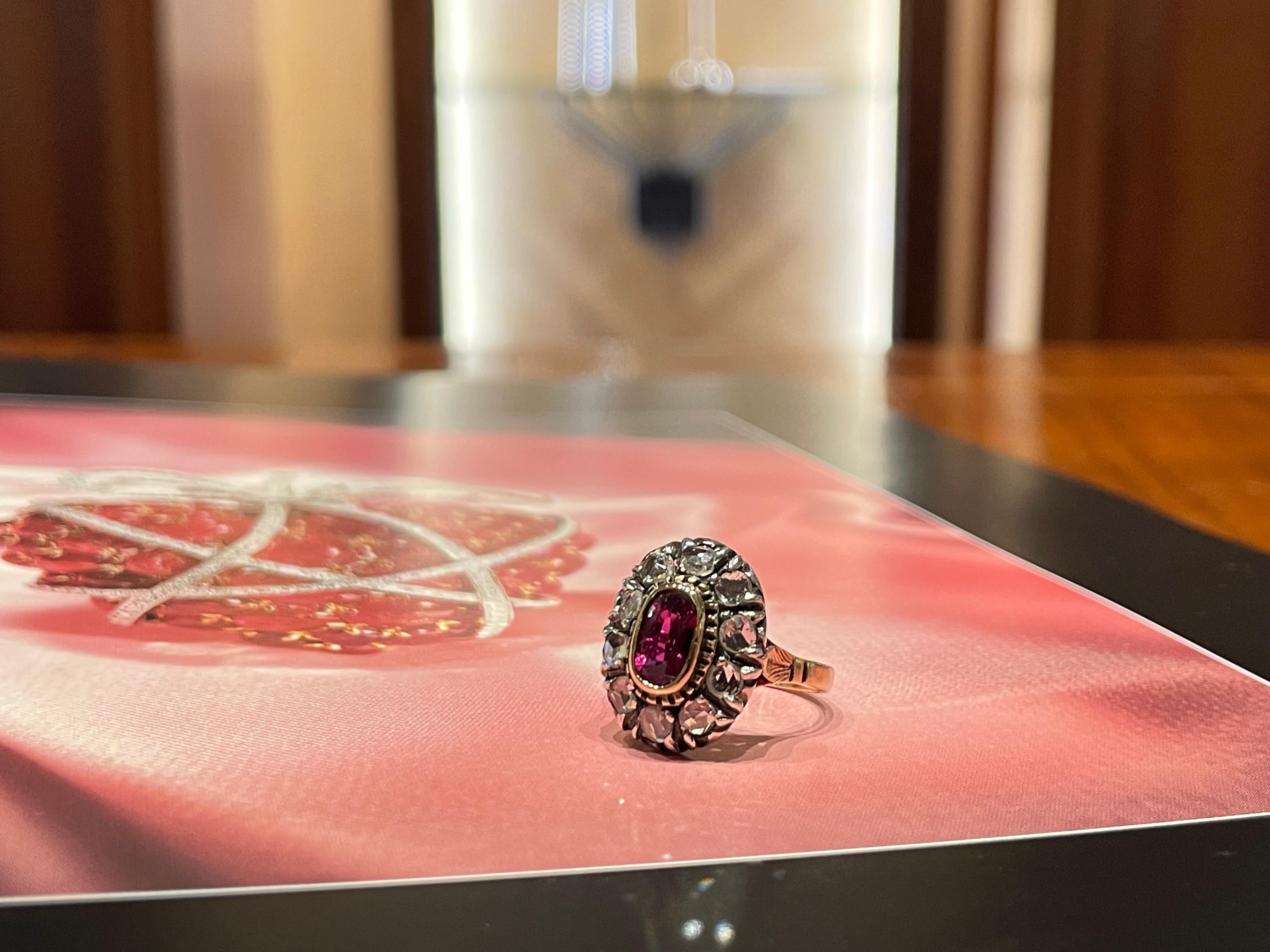 Bague de style antique en or et argent avec diamants et un rubis ovale ct 0.95 en vente 7