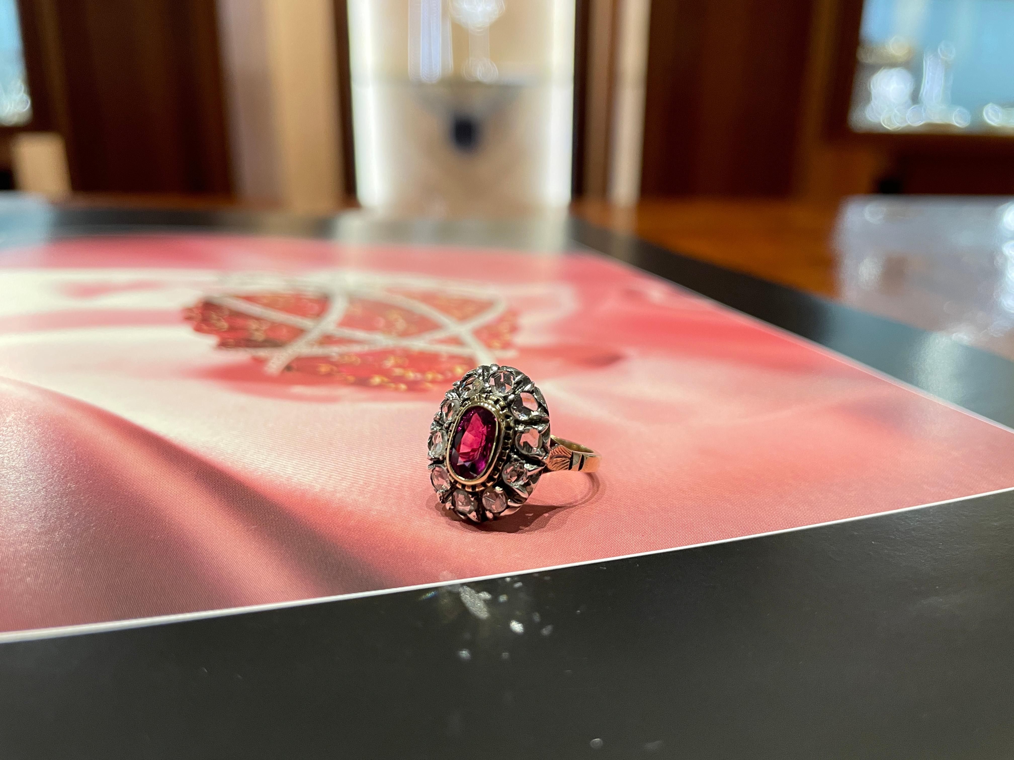 Bague de style antique en or et argent avec diamants et un rubis ovale ct 0.95 en vente 8