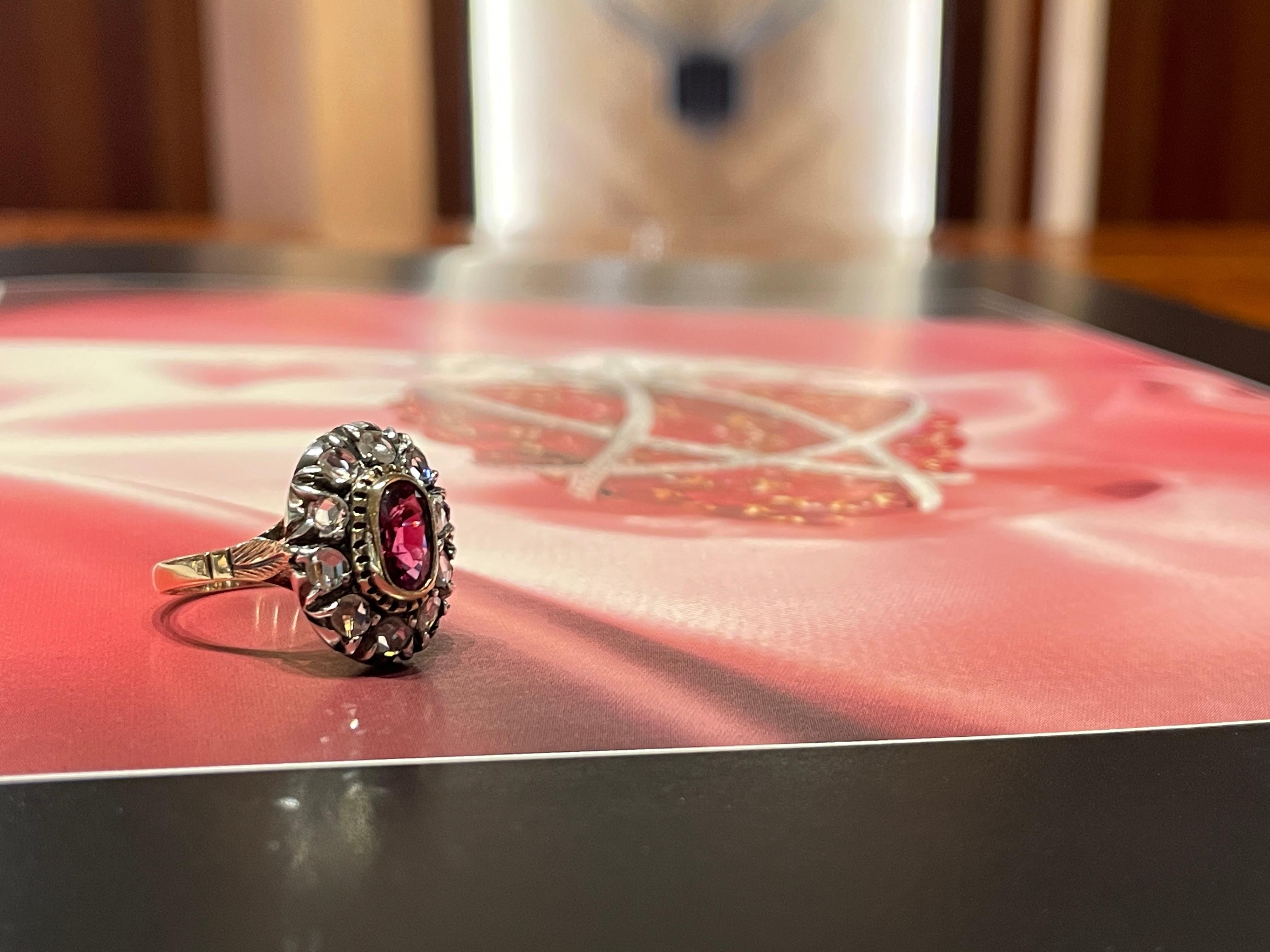 Bague de style antique en or et argent avec diamants et un rubis ovale ct 0.95 en vente 9