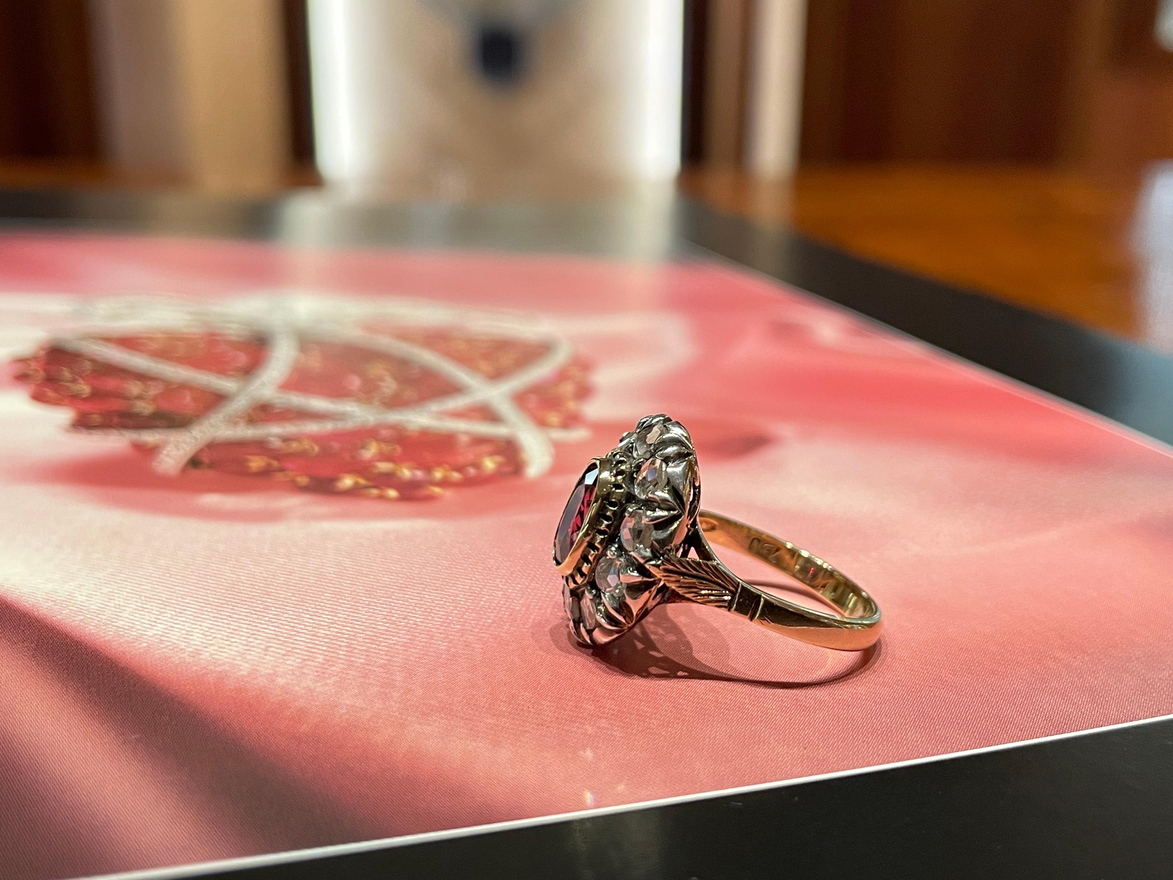 Bague de style antique en or et argent avec diamants et un rubis ovale ct 0.95 en vente 10
