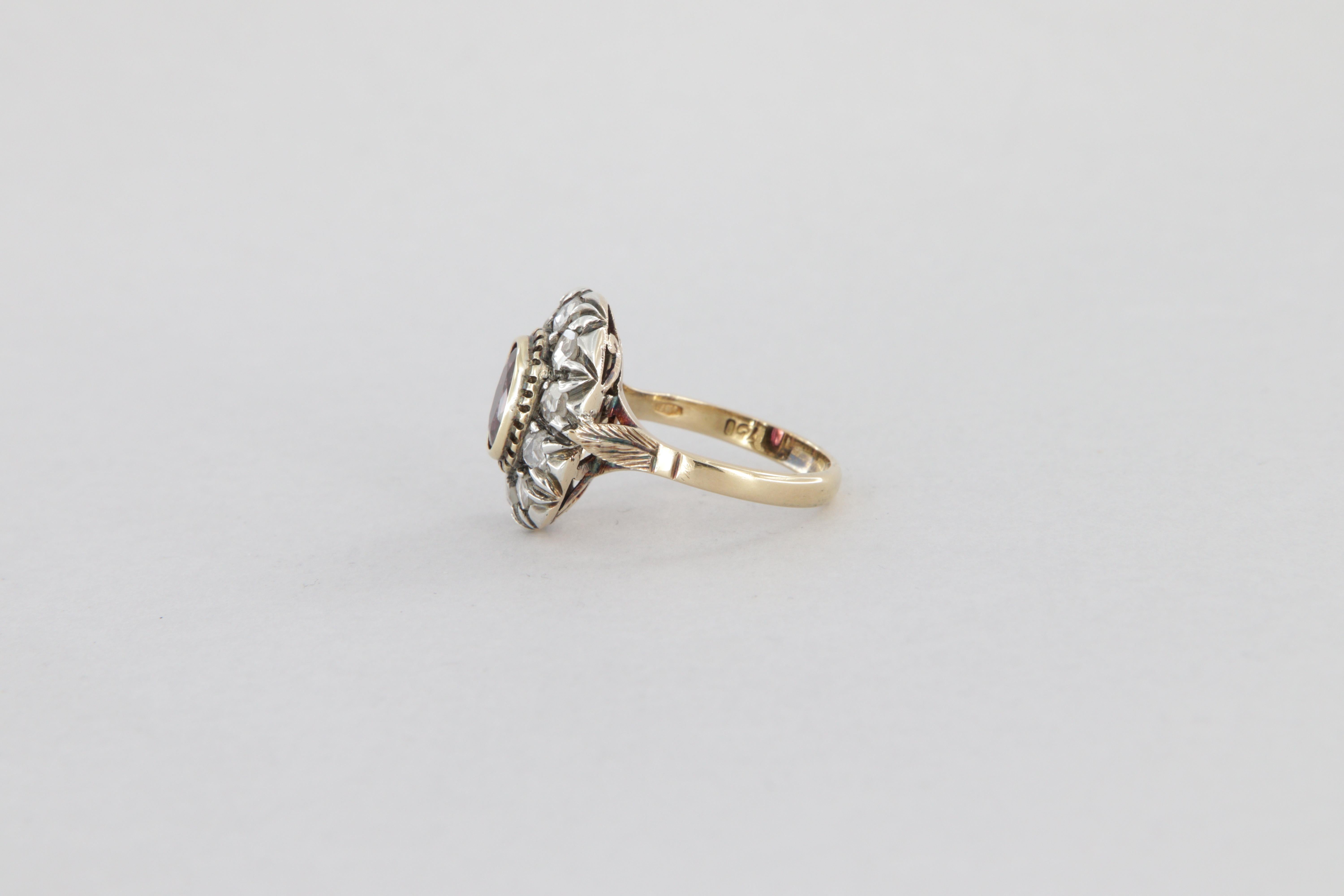 Oval Cut Bague de style antique en or et argent avec diamants et un rubis ovale ct 0.95 en vente