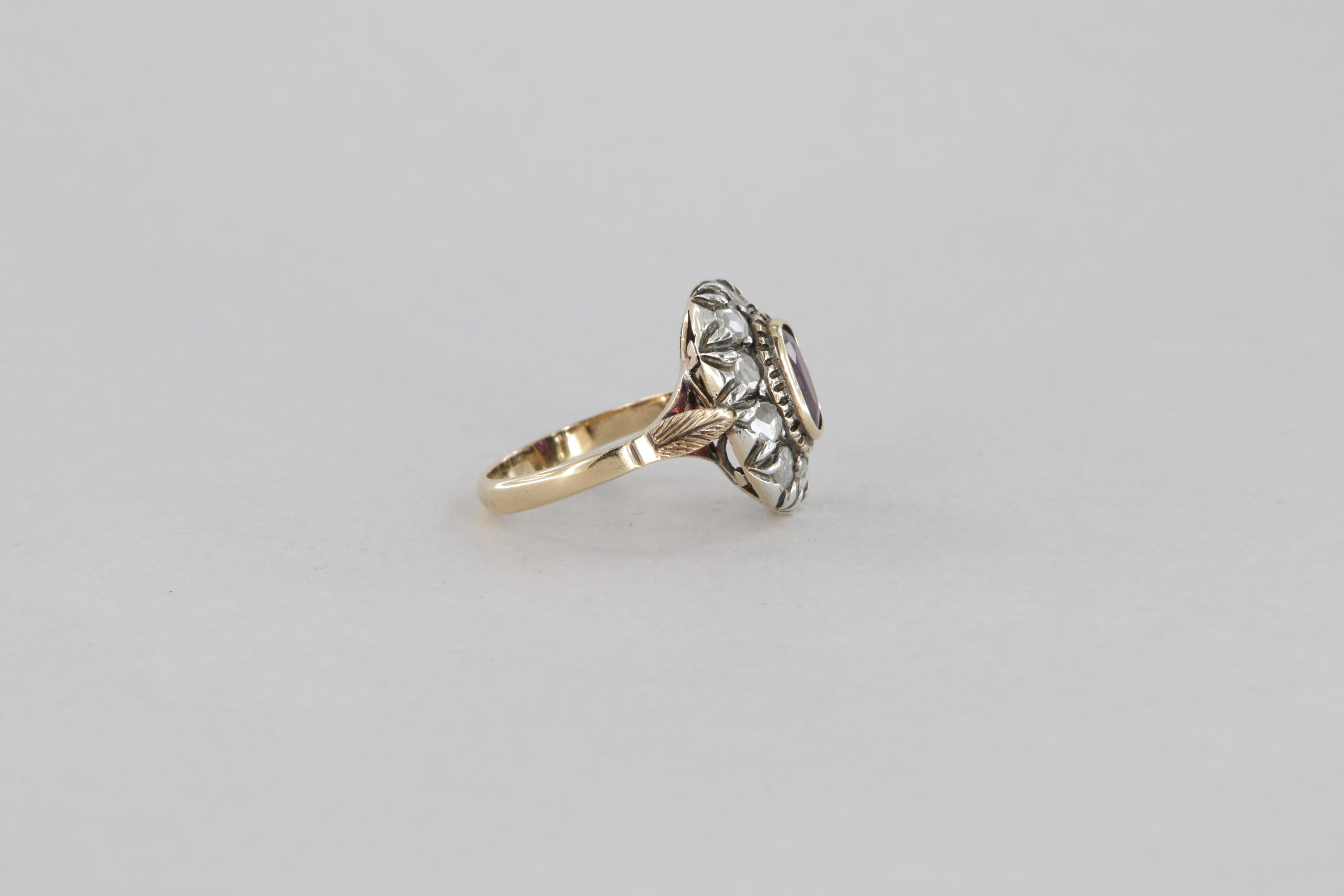 Bague de style antique en or et argent avec diamants et un rubis ovale ct 0.95 en vente 1