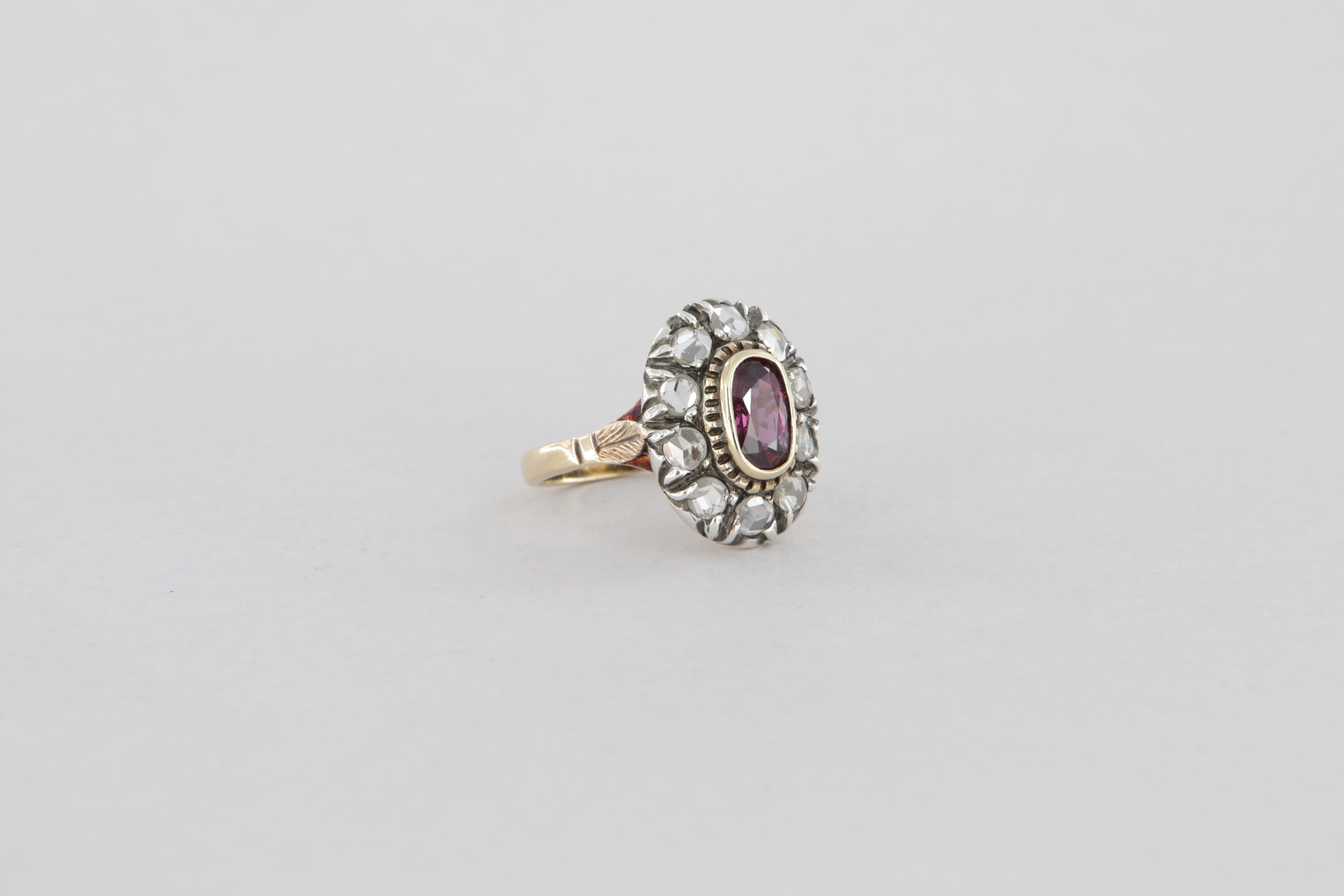 Bague de style antique en or et argent avec diamants et un rubis ovale ct 0.95 en vente 2