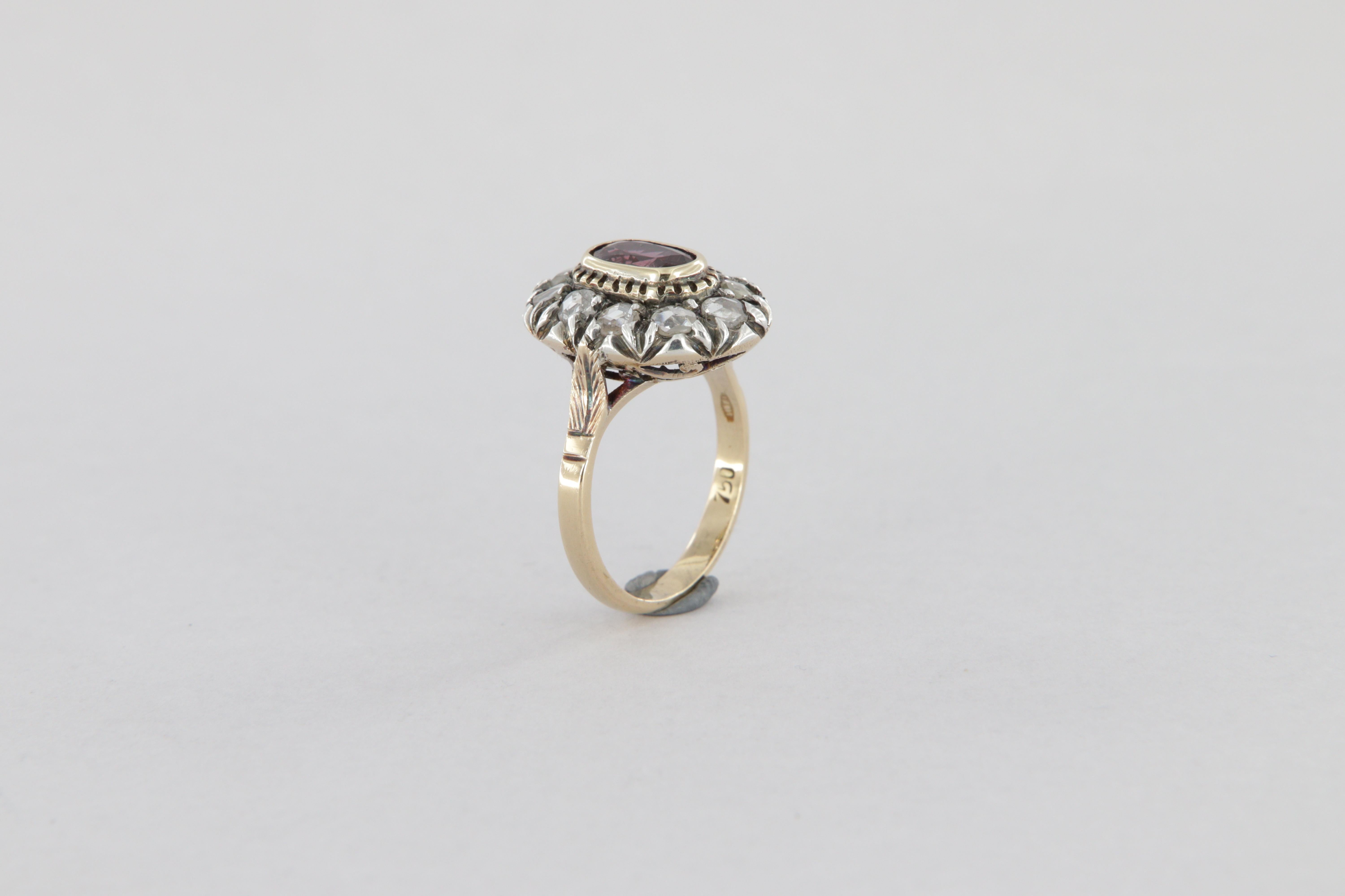 Bague de style antique en or et argent avec diamants et un rubis ovale ct 0.95 en vente 4